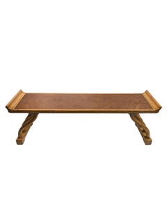 Banc / siège / table basse de salle à manger « Zataku » des années 1960, finition imitation bois, garnitures en laiton et pieds courbés
