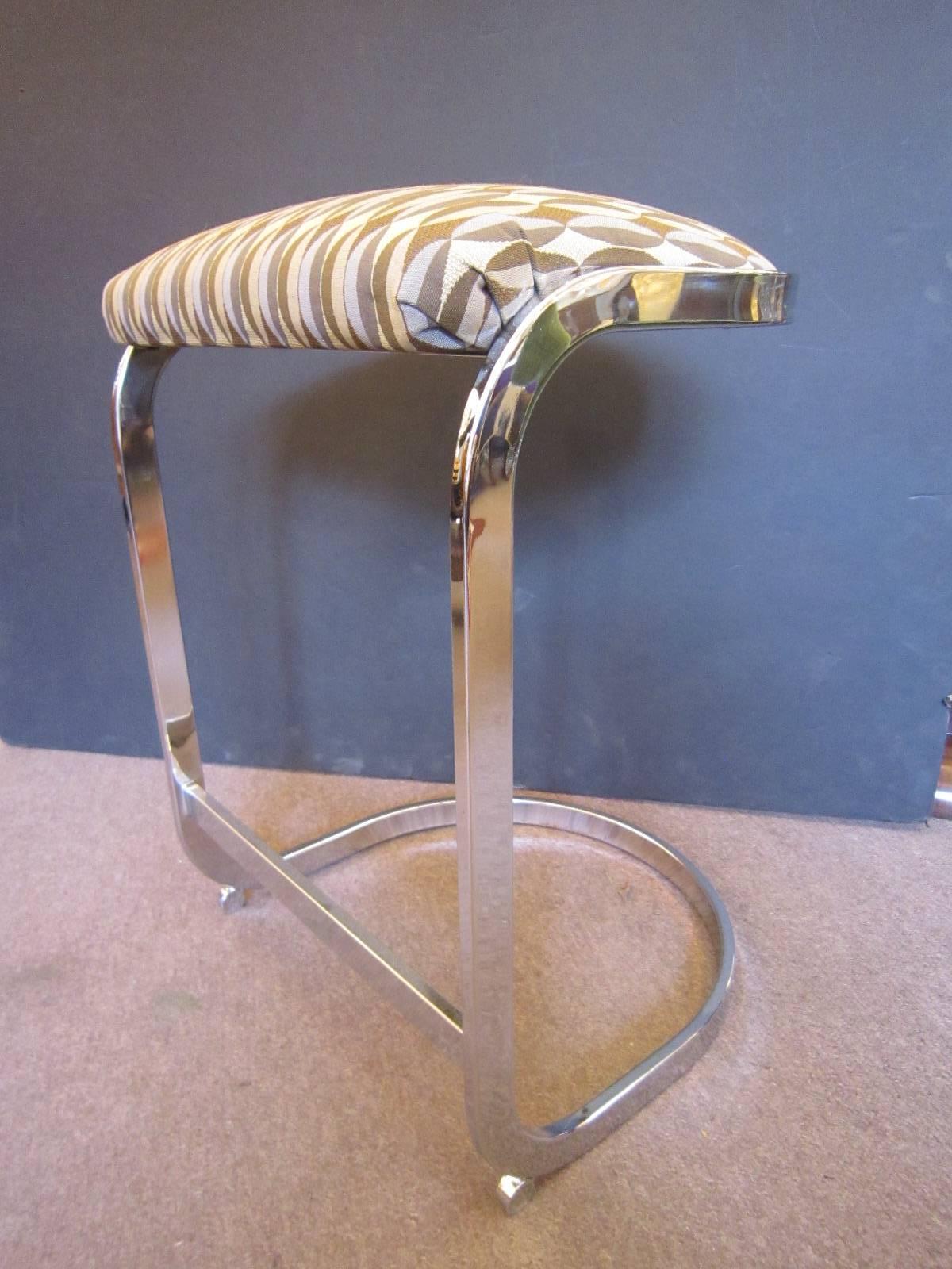 A set of three Design institute of America chrome cantilever bar stools.
These are counter height and can also artfully be used in the center island of a Modern, Mid-Century, Art Deco or Industrial Design kitchen.
In the style of Milo Baughman
Can