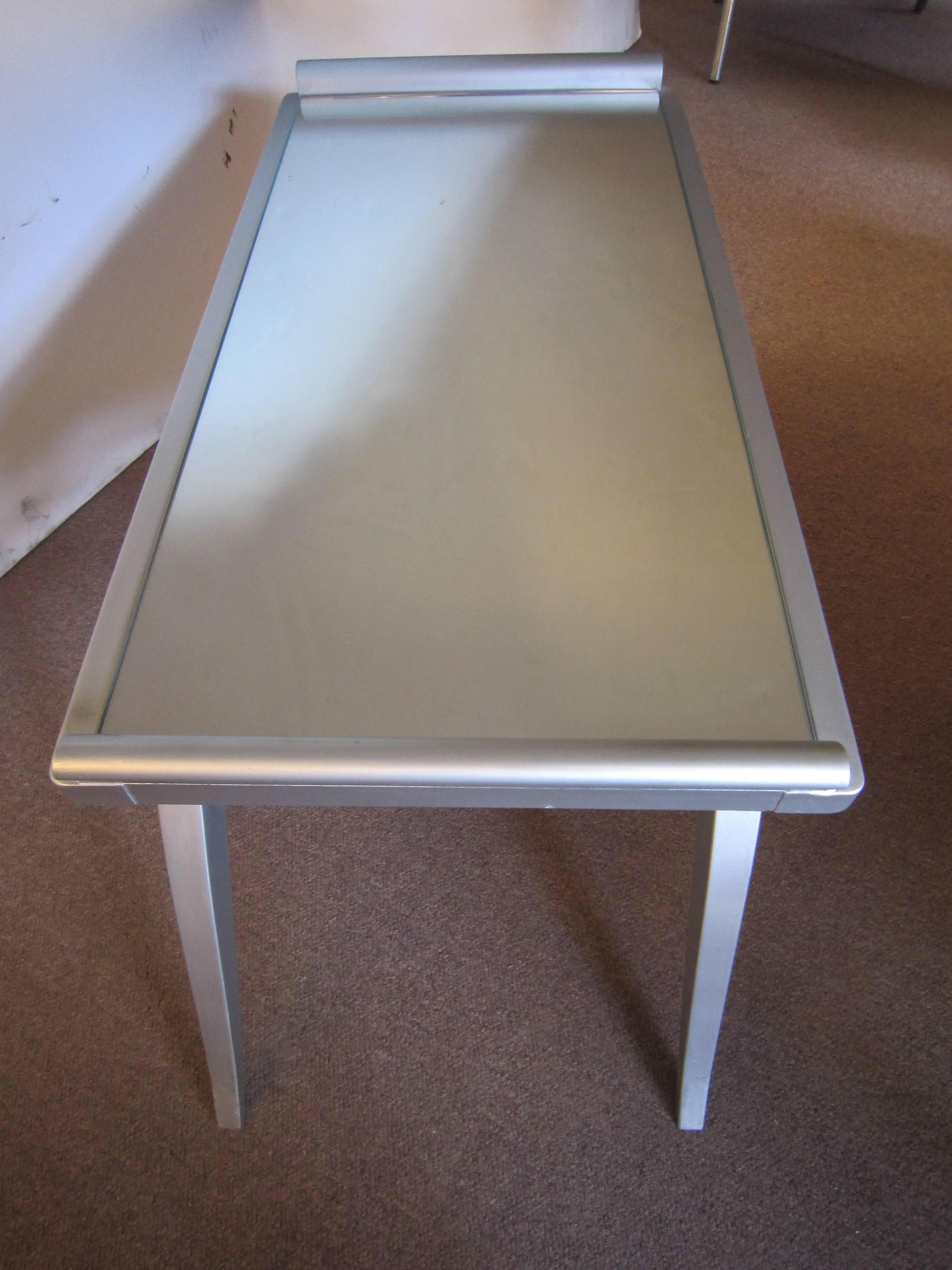 Table basse moderne française en feuilles d'argent avec plateau en miroir en vente 1