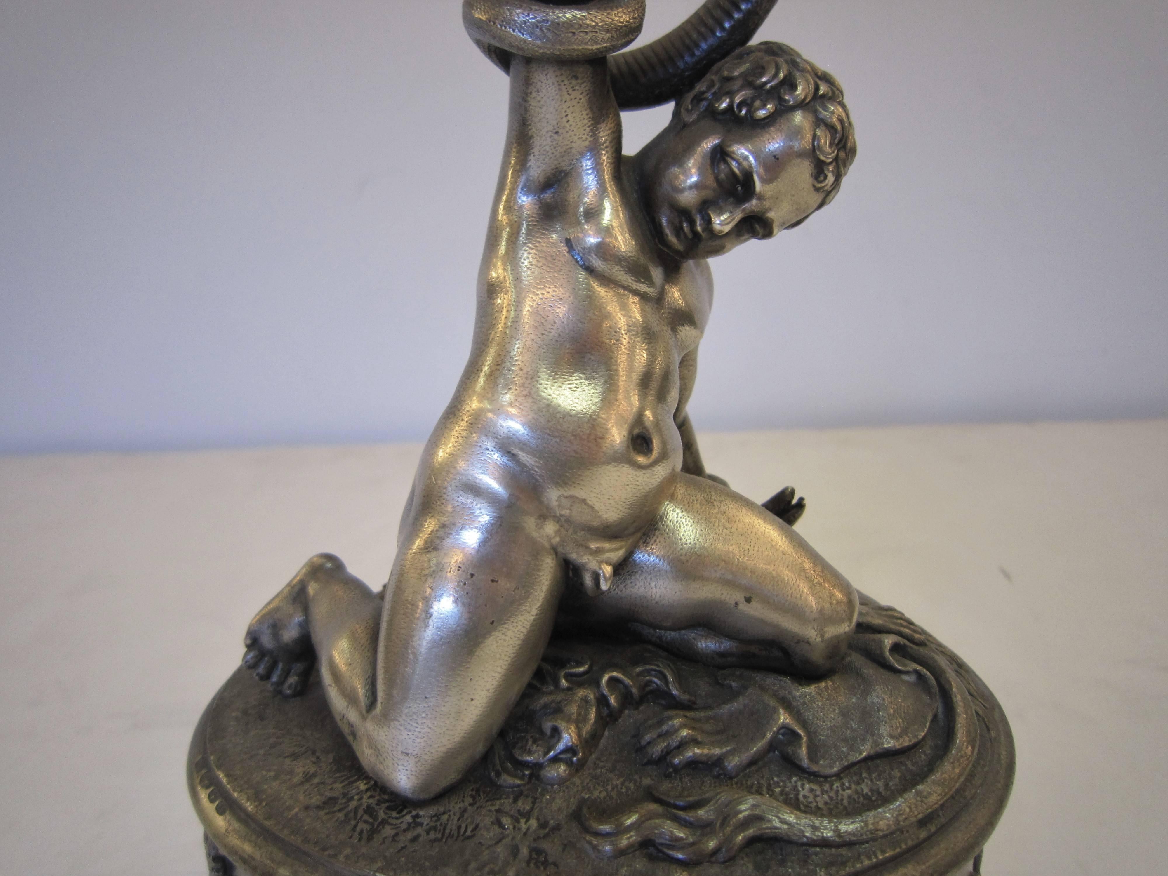 Néoclassique  Petite sculpture d'un garçon nu sur socle en malachite, Benjamin Schlick, milieu du 19e siècle en vente