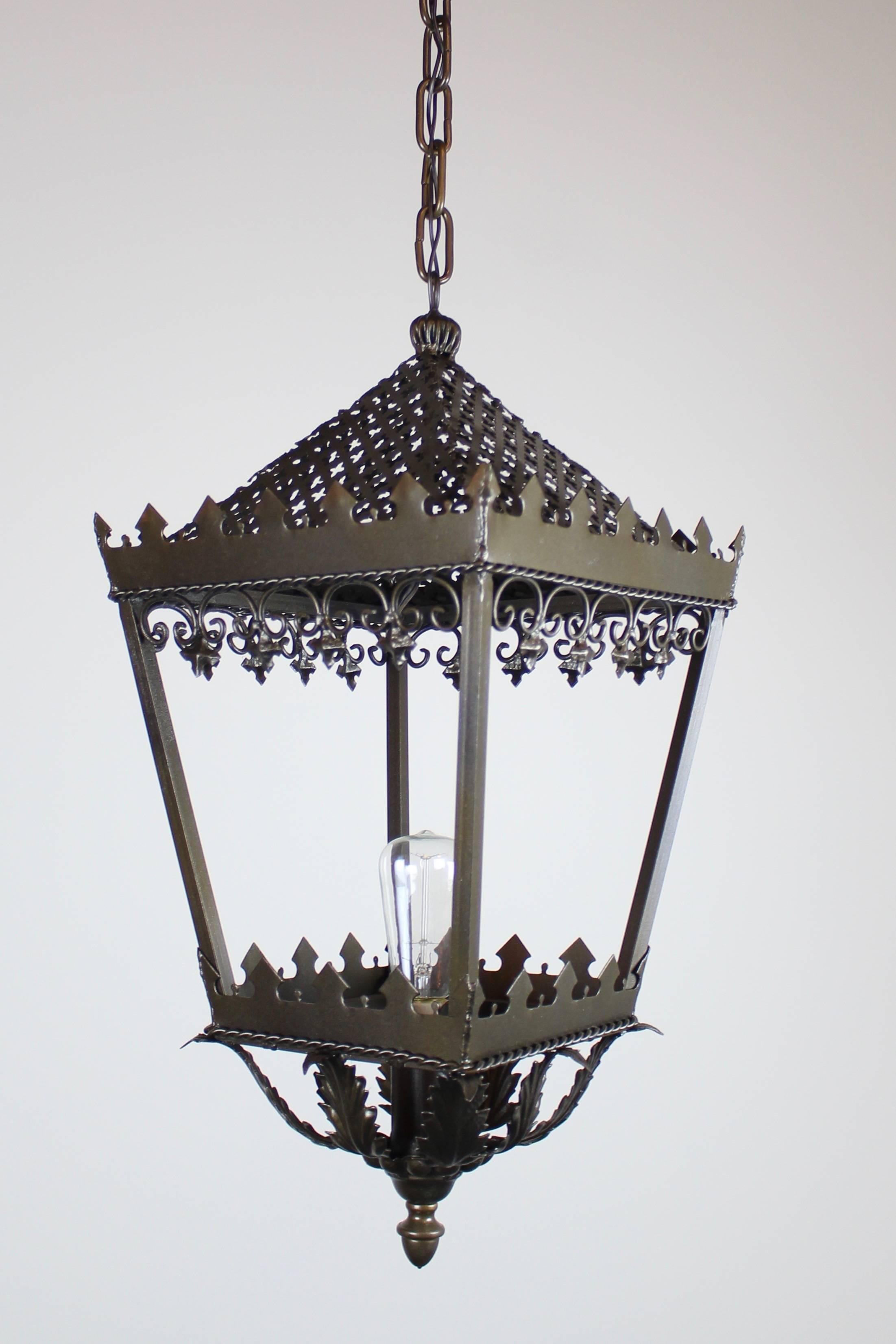 Gothic Style Single Bulb Brass Lantern In Excellent Condition For Sale In Vancouver, BC