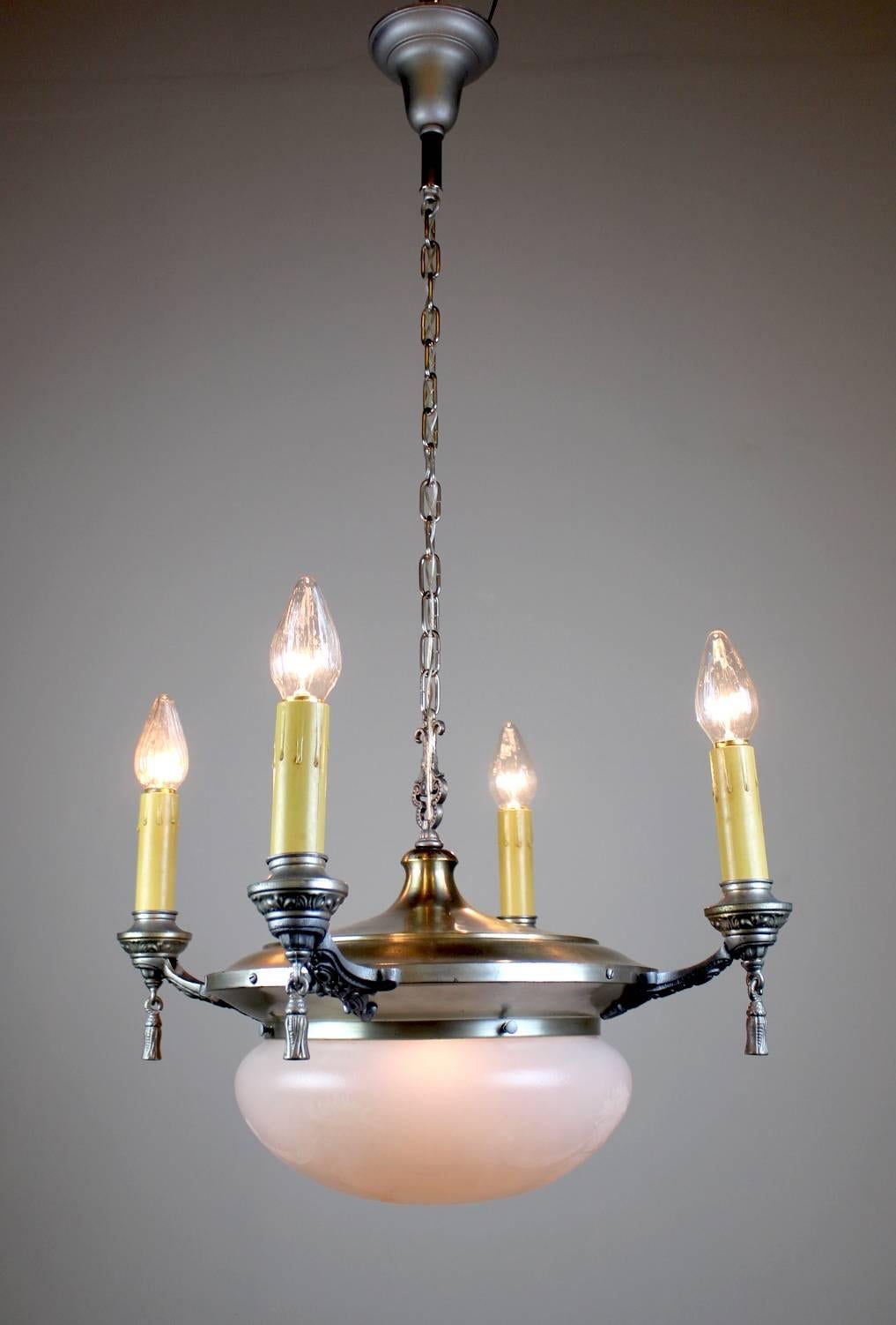 Interesting four-arm and centre bowl dining room pan fixture in the Colonial Revival style.

Original old satin silver finish. Restored, rewired and ready to install,

circa 1925

Measure: 41 L x 23 D

   