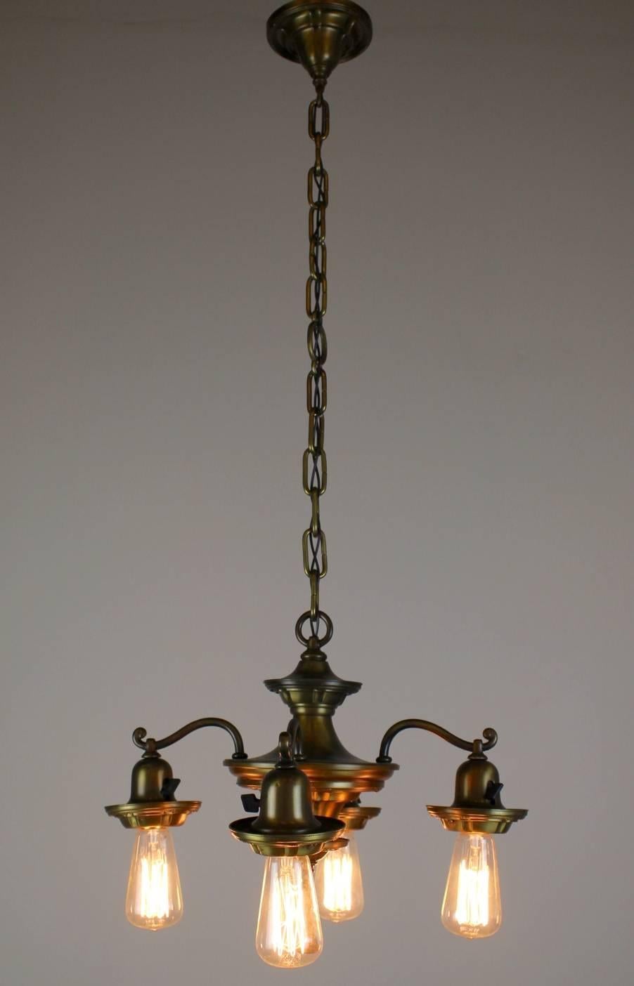 Boutique pan fixture in all original condition. (Parts and finish).
Sheffield patterning. Made by Mitchell Vance of New York.
Complemented nicely with exposed bulbs,
circa 1915.
Measures: 41