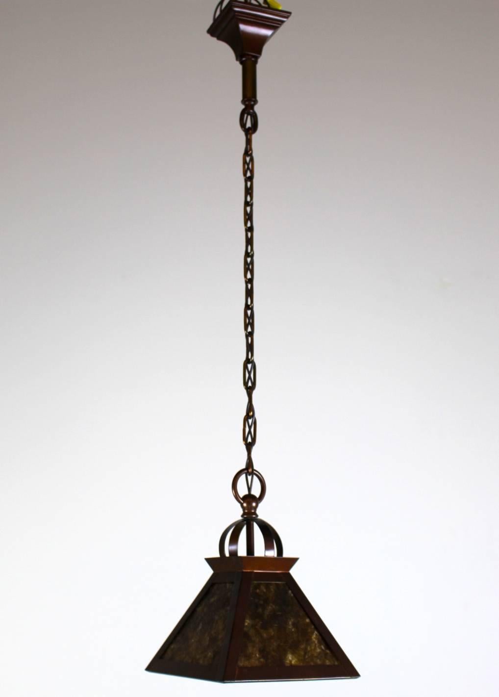 Gorgeous little Arts & Crafts era Mica Pendant.

Nice contrast between square pyramid shade and curved loops on top.

Finished in a dark copper colour with a warm mica shade.

C. 1915

Meas: 32