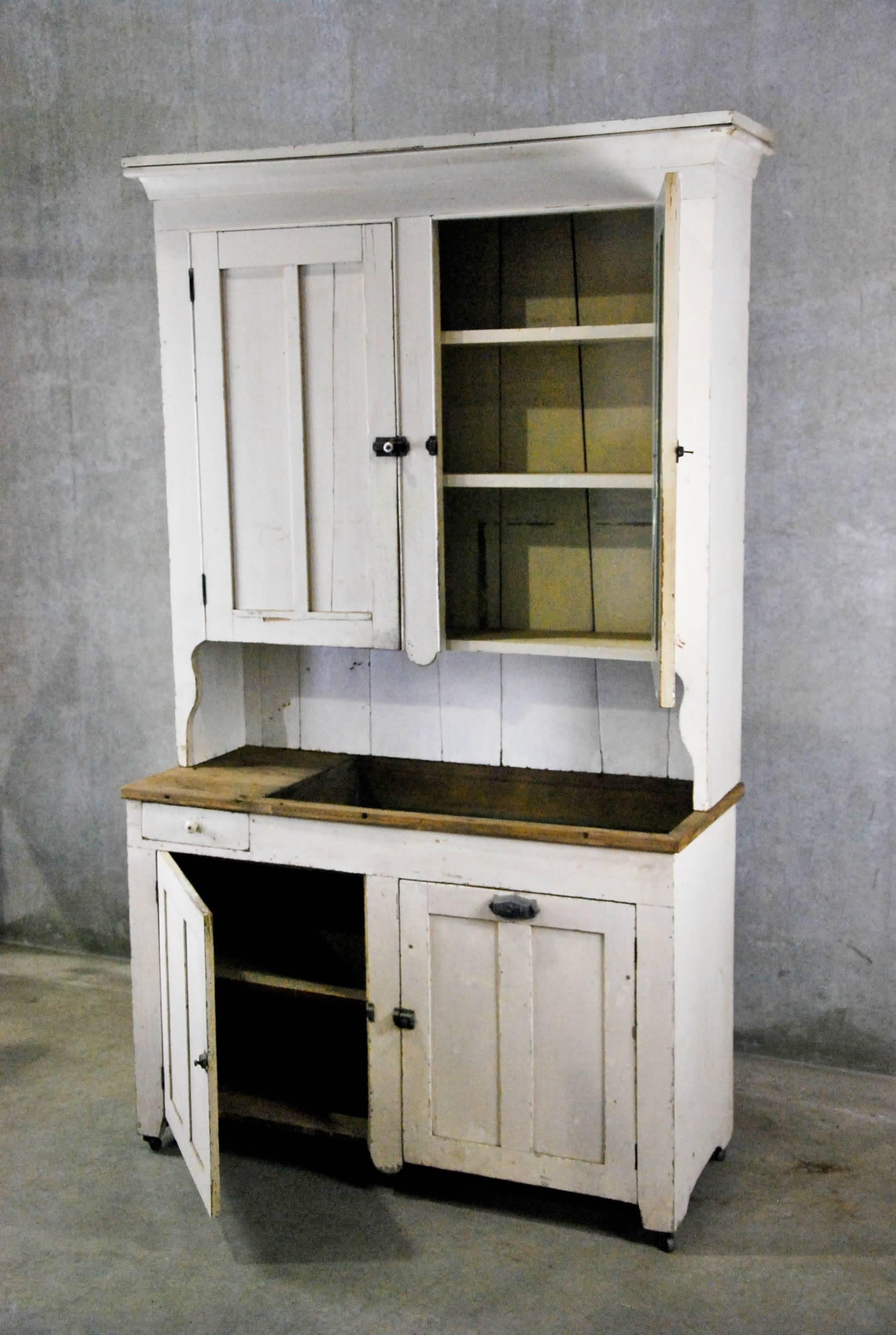 19th Century Two-Piece Original Paint Dry Sink Cupboard In Good Condition In Surrey, BC