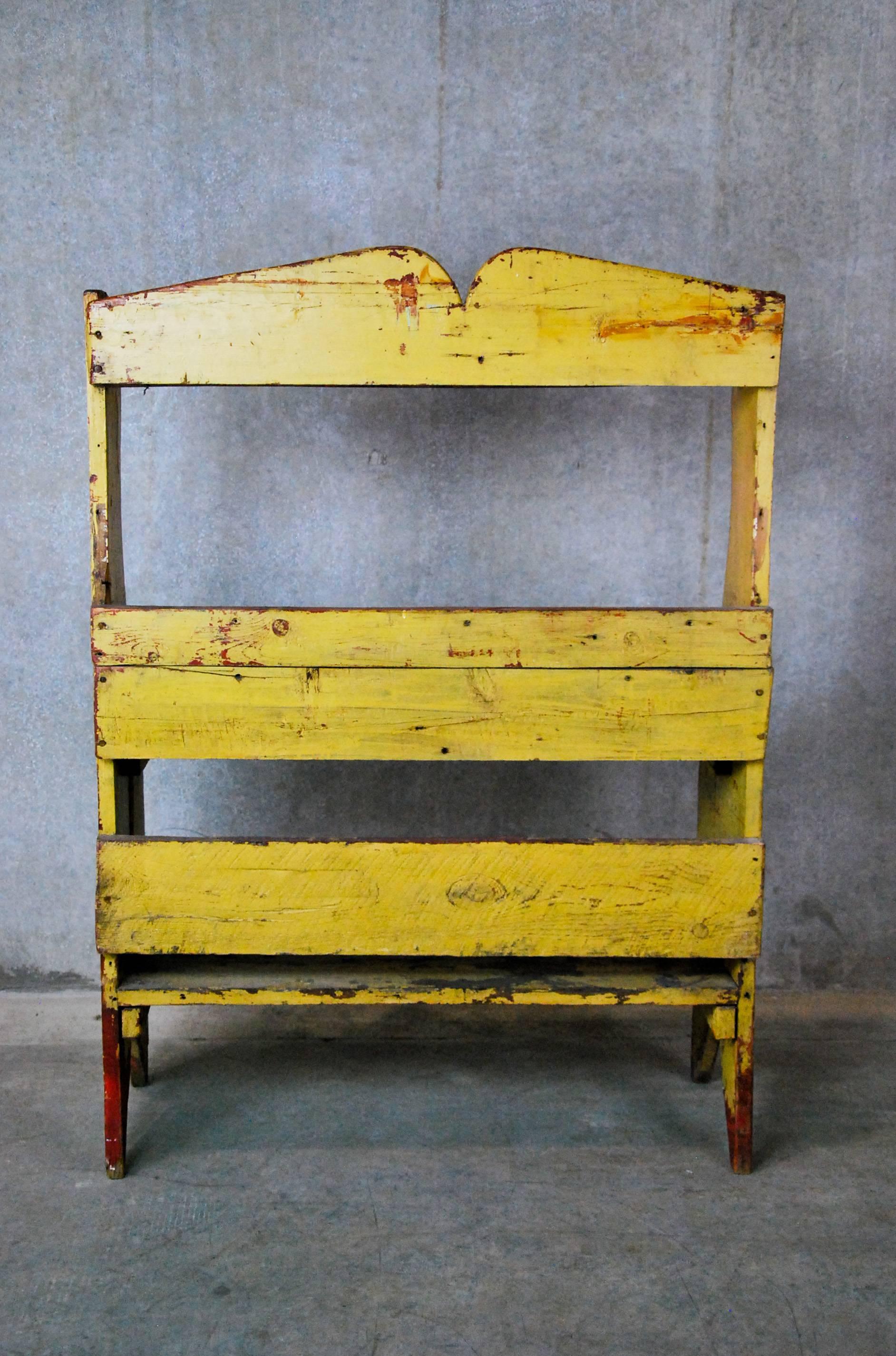1910 Pine Country Pail Bench in Original Paint In Good Condition In Surrey, BC