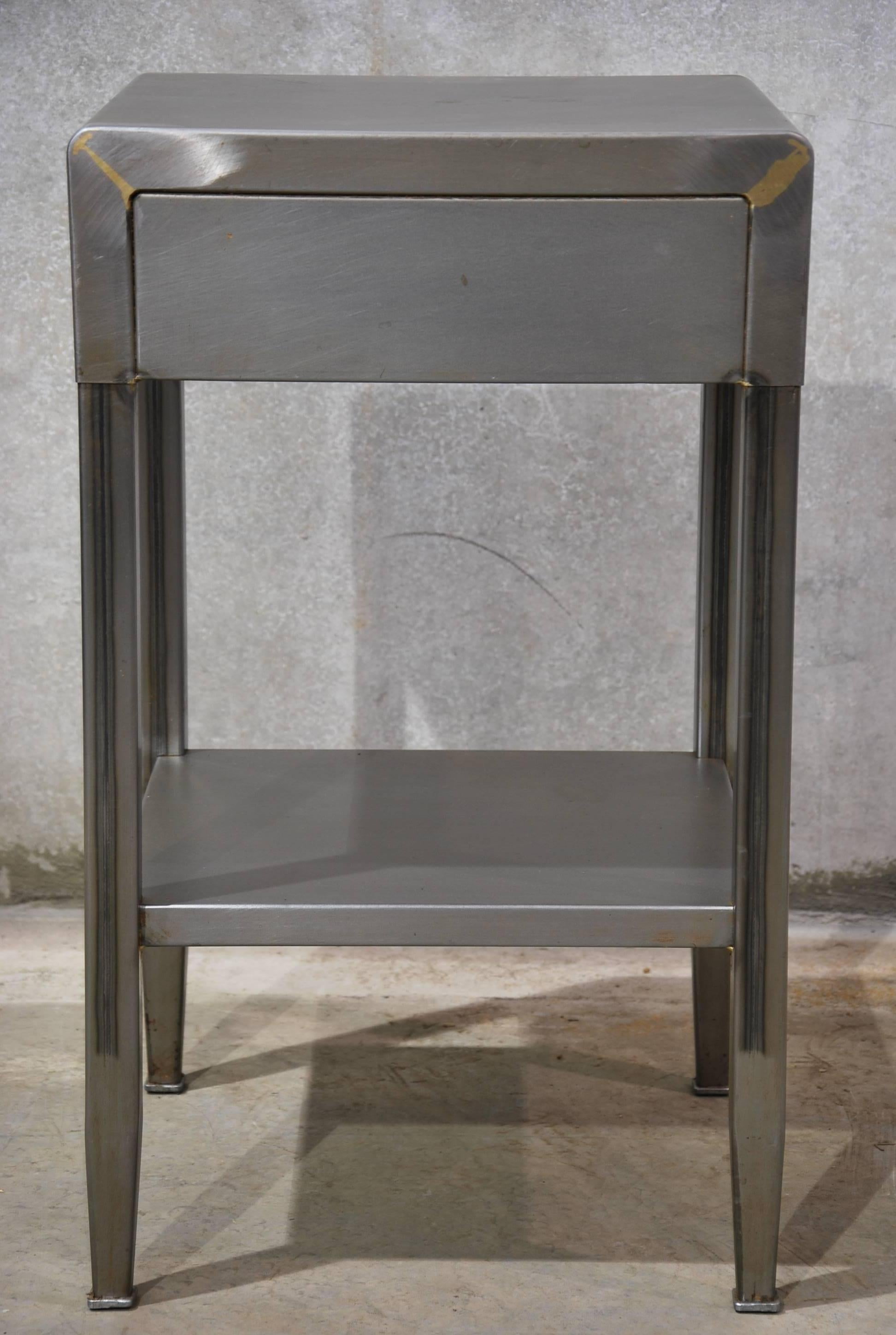 Simmons Modern Furniture Metal Side Table In Excellent Condition In Surrey, BC