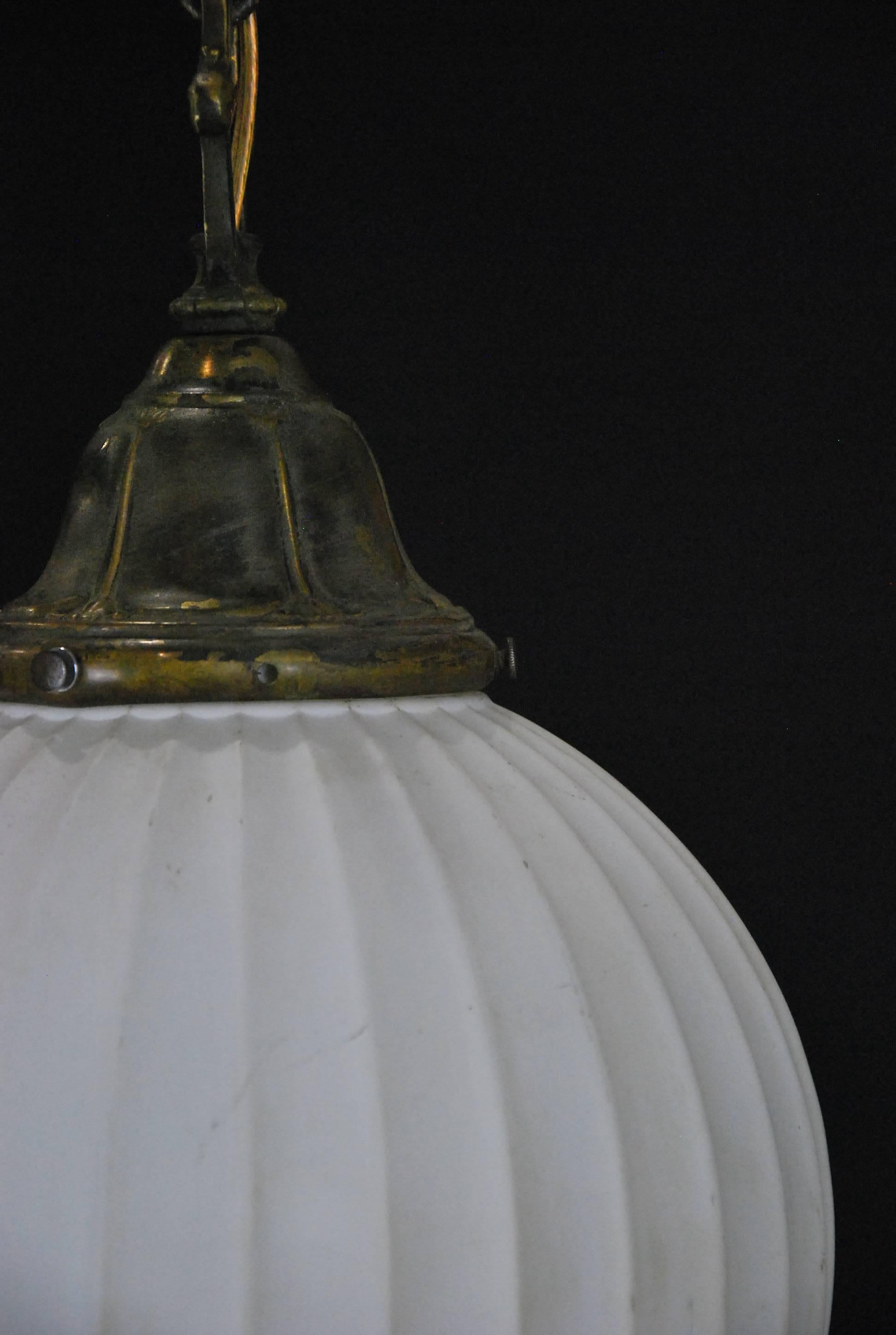 Excellent old reeded glass pendant with detailed fitter and original chain,
circa 1920.
Found in a Mansion in Pittsburgh, Ohio.
Fully rewired.