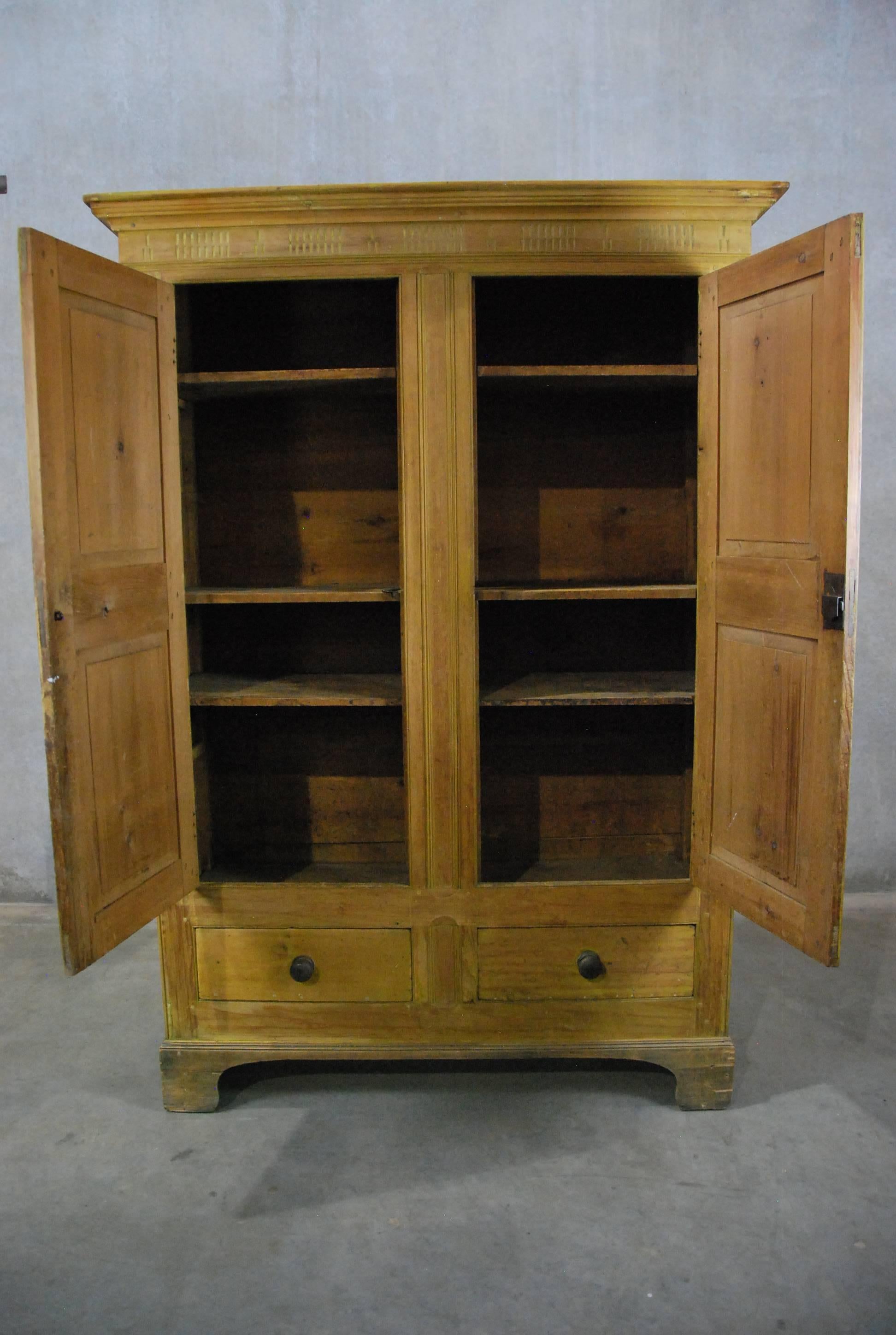 1830, Large Pine, Québec, Adams Style Armoire In Good Condition In Surrey, BC