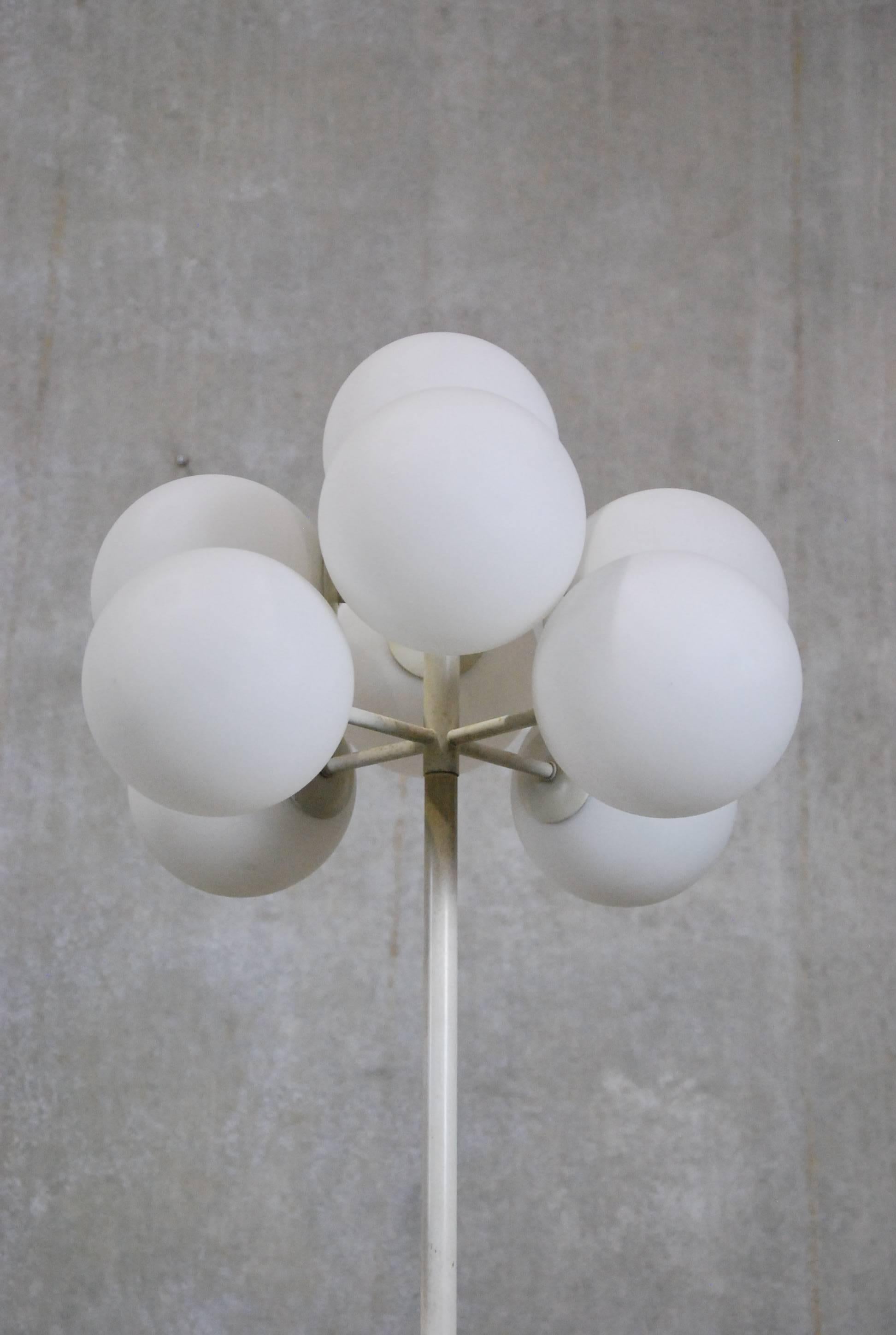 Single Max Bill rare floor lamp with individual frosted globes with threading to accurately attach to each arm.
White lacquer over metal...original untouched finish.