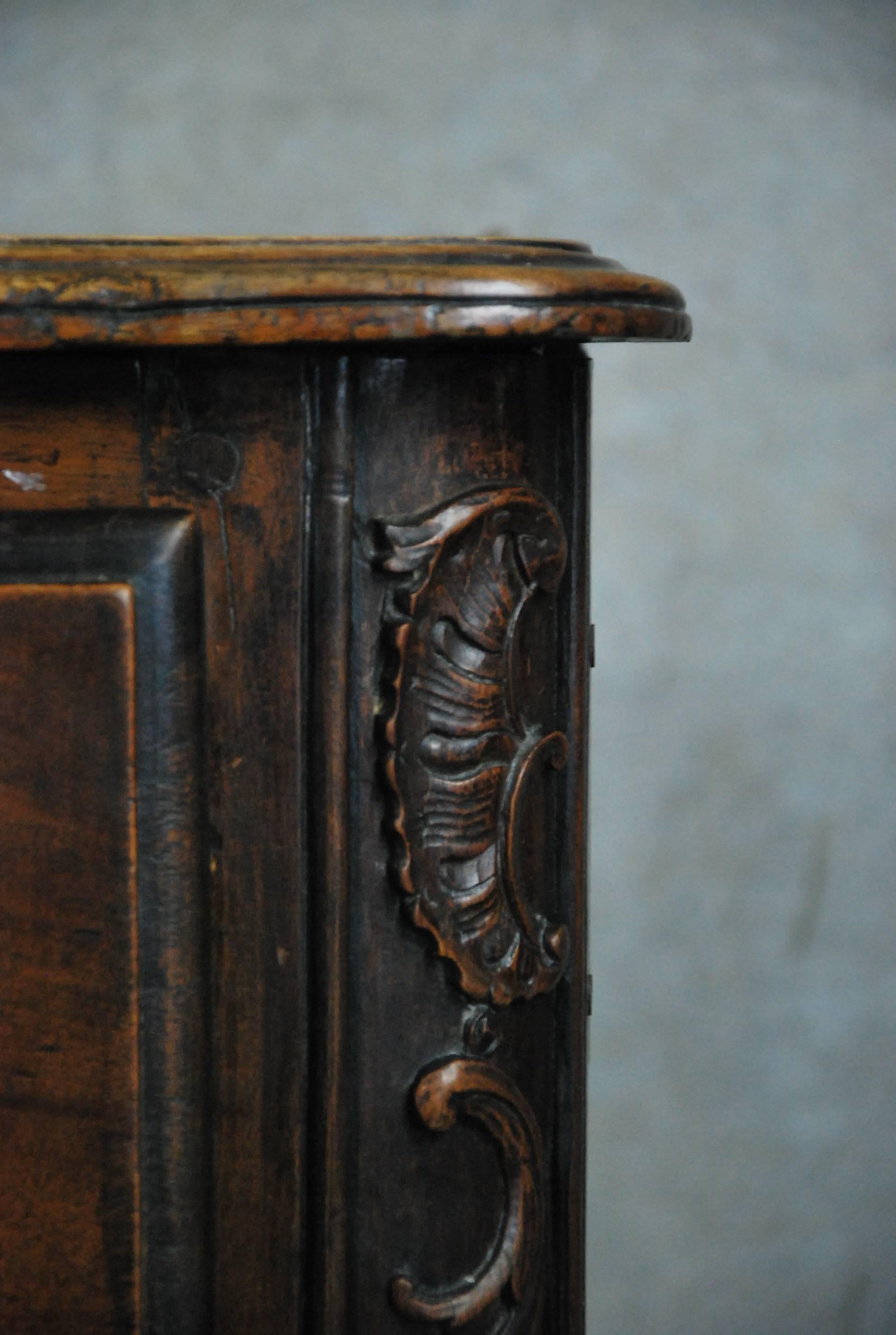18th Century French Regency-Style Carved Walnut Commode In Good Condition For Sale In Surrey, BC