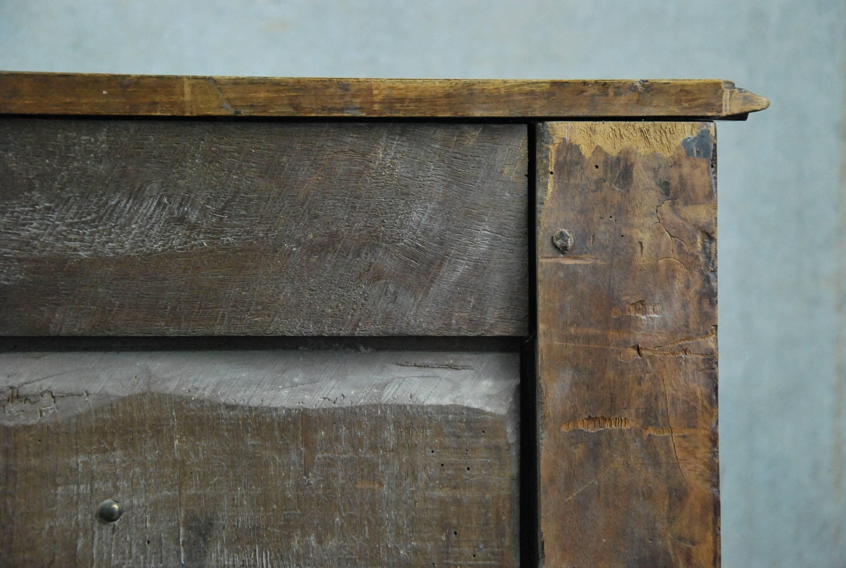 Commode in noce intagliato in stile Reggenza francese del XVIII secolo in vendita 1