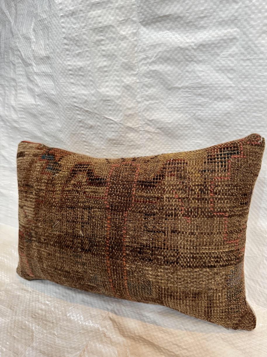 Dai un tocco di fascino senza tempo al tuo ambiente con questo cuscino decorativo unico nel suo genere, ricavato da un frammento di un autentico tappeto Oushak del XVII secolo. Tessuto a mano in Anatolia, questo antico tessuto presenta morbide