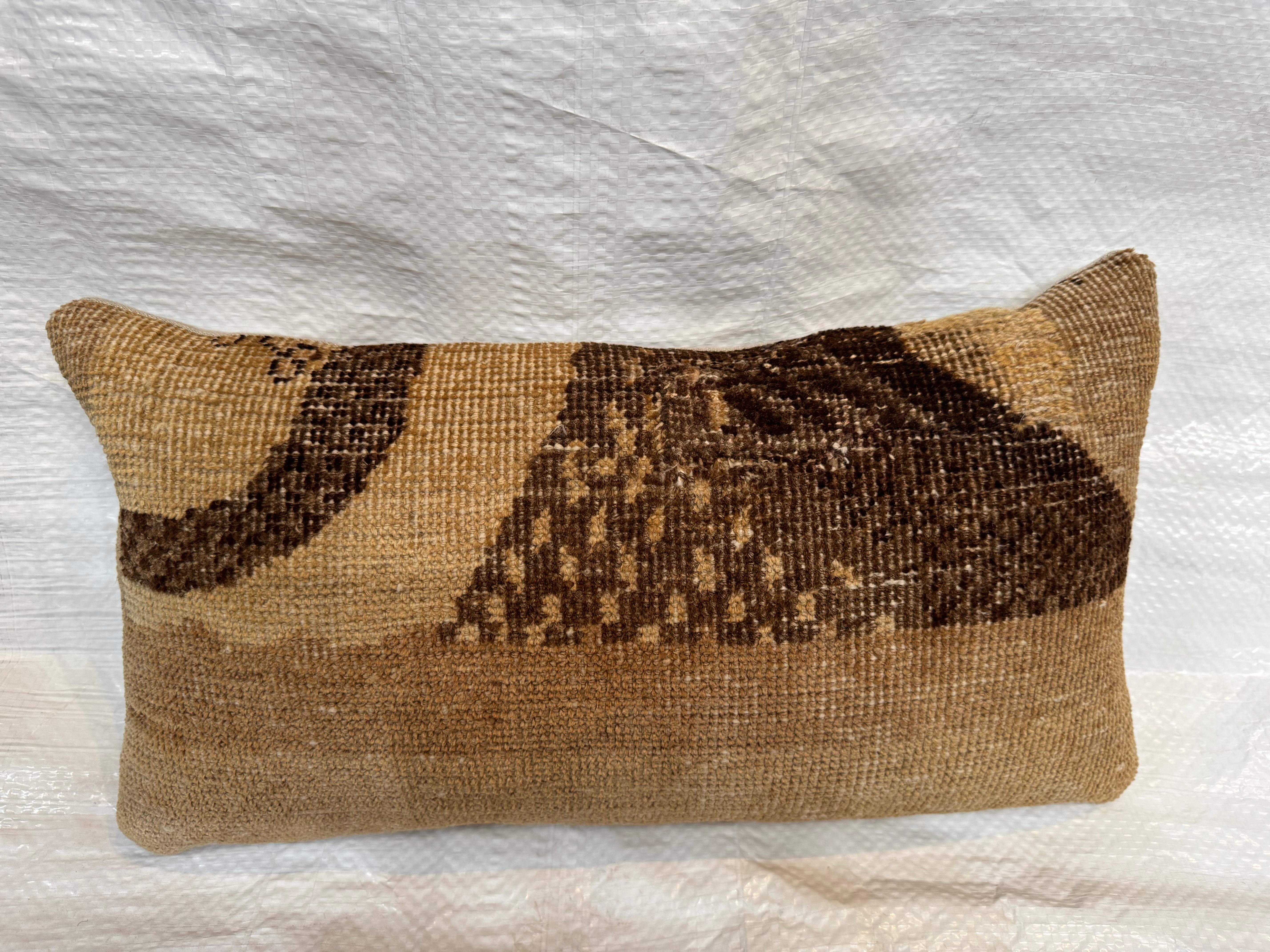 Questo cuscino unico è realizzato con un autentico frammento di tappeto Oushak del XVII secolo, tessuto a mano in Anatolia. È caratterizzato da una tonalità ammorbidita dal tempo di marrone moka, ruggine sbiadito e sottili accenni di verde acqua.