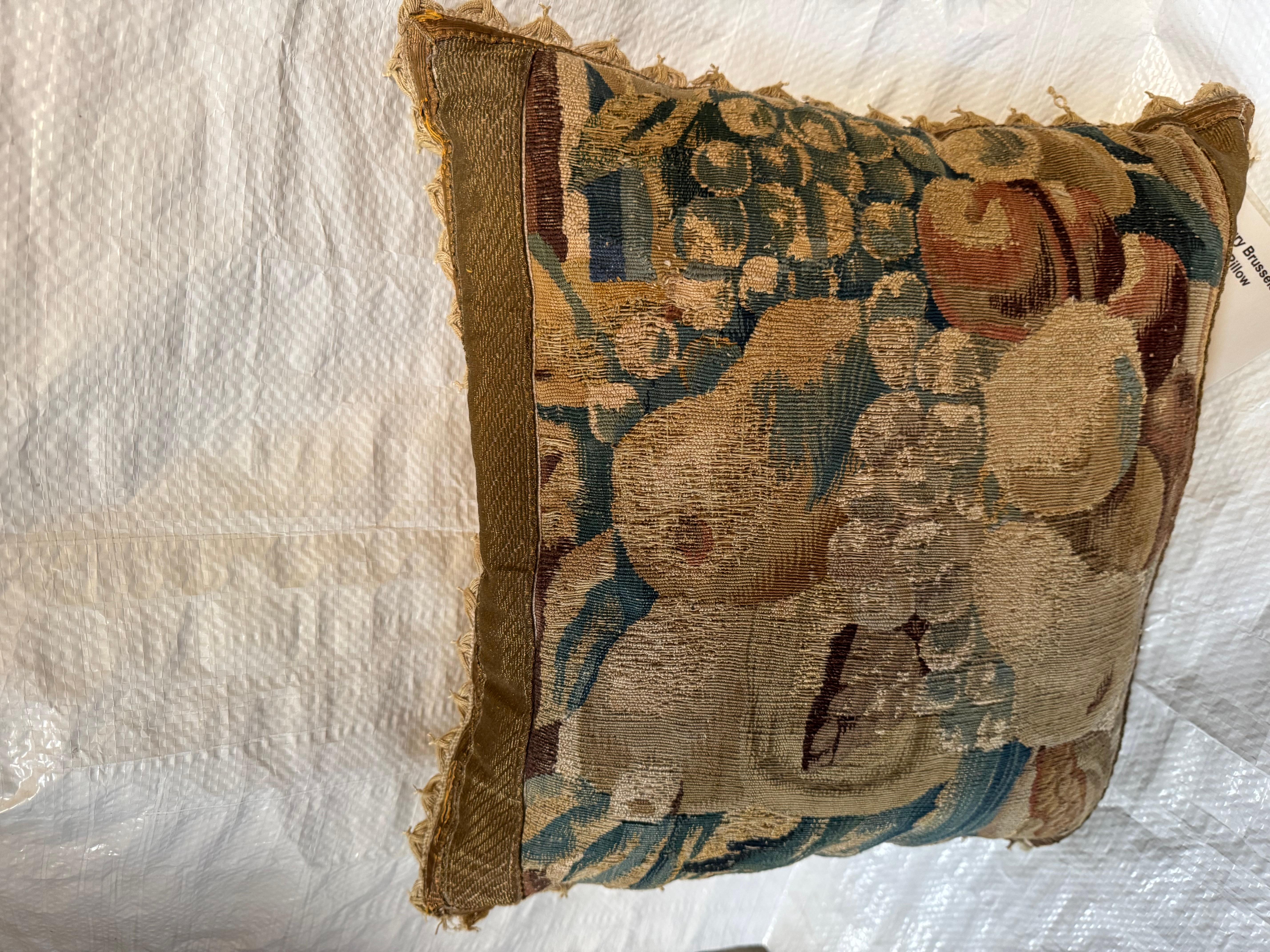 Baroque Oreiller en tapisserie de Bruxelles du 17e siècle en vente