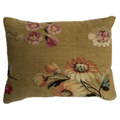 Cojín francés de Aubusson del siglo XIX con motivos florales en rosa suave