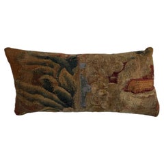 Coussin ancien en tapisserie de Bruxelles du XVIIe siècle représentant des motifs botaniques et des fruits