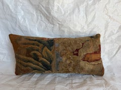 Coussin ancien en tapisserie de Bruxelles du XVIIe siècle représentant des motifs botaniques et des fruits