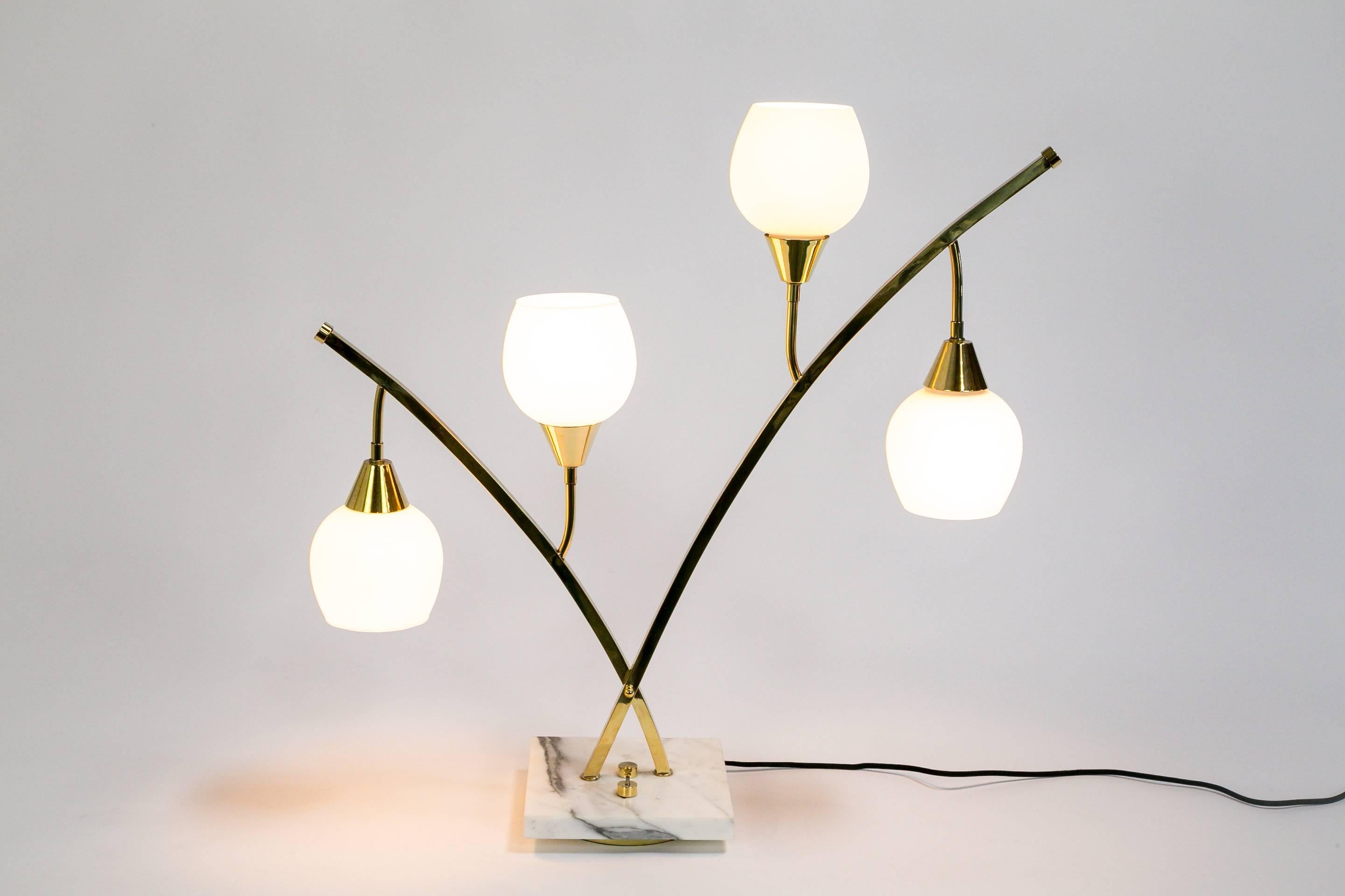 Milieu du XXe siècle Grandes lampes de bureau étroites à 4 lumières en laiton et marbre de style mi-siècle moderne avec abat-jour en verre en vente