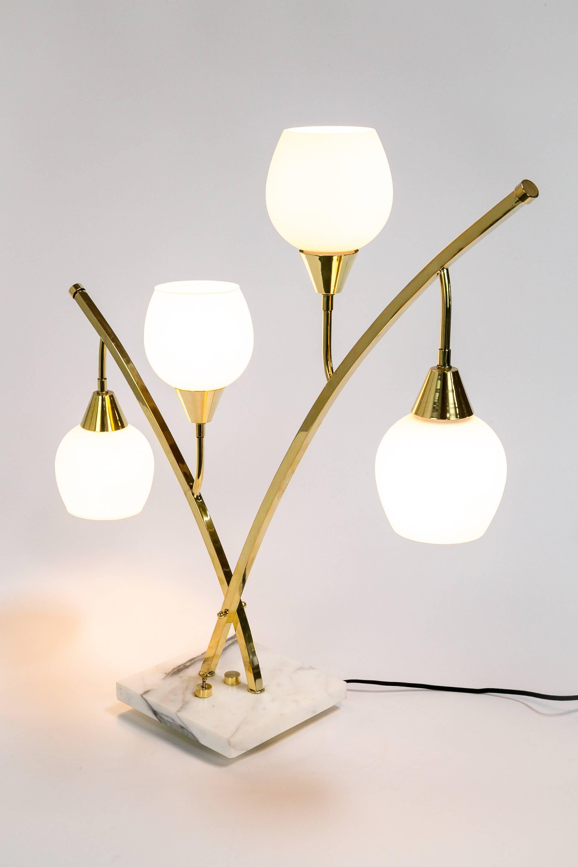 Laiton Grandes lampes de bureau étroites à 4 lumières en laiton et marbre de style mi-siècle moderne avec abat-jour en verre en vente