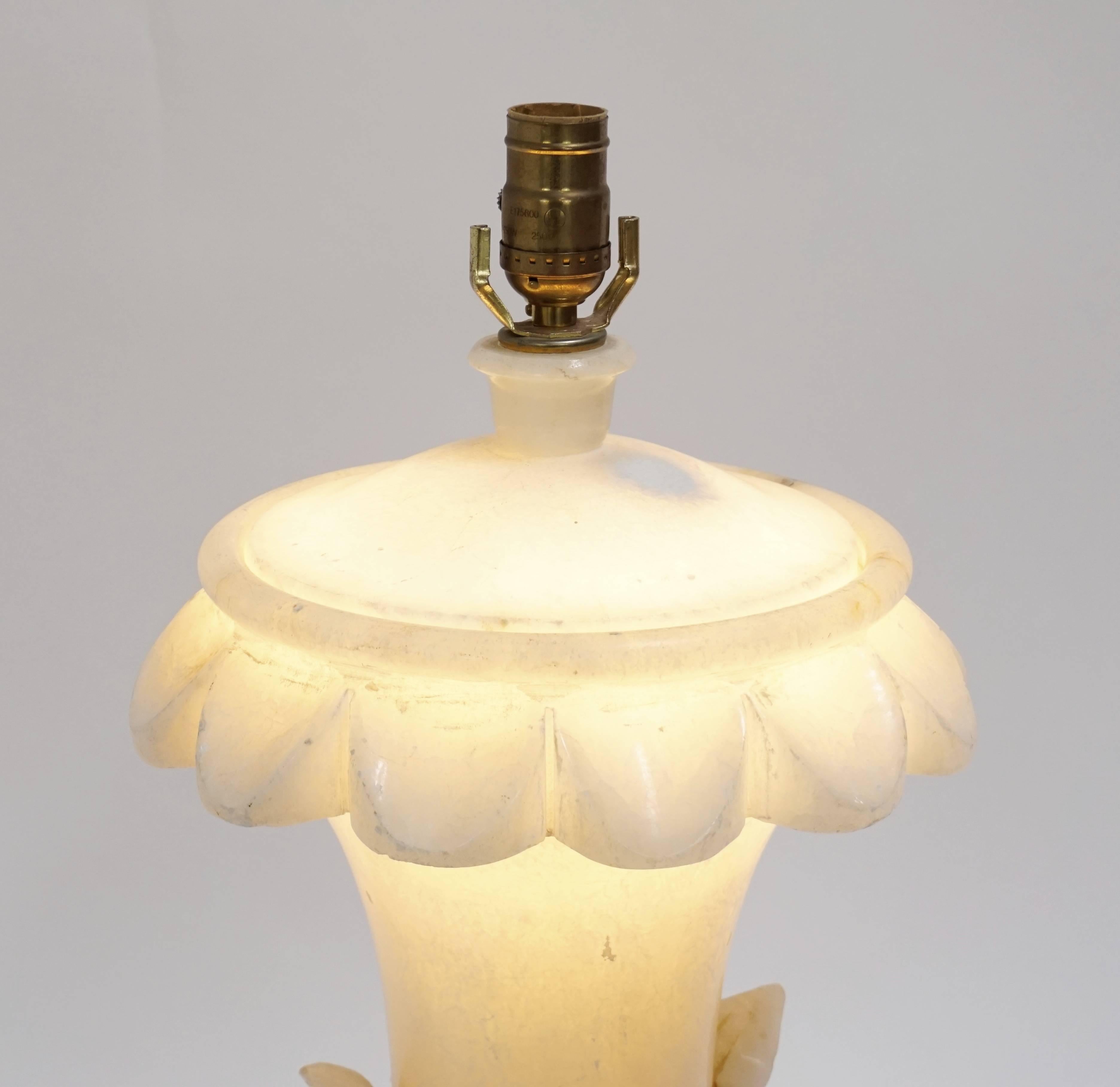 Große geschnitzte Alabasterblatt-/Urnenlampe, von innen beleuchtet, mit vergoldetem Sockel (Mitte des 20. Jahrhunderts) im Angebot