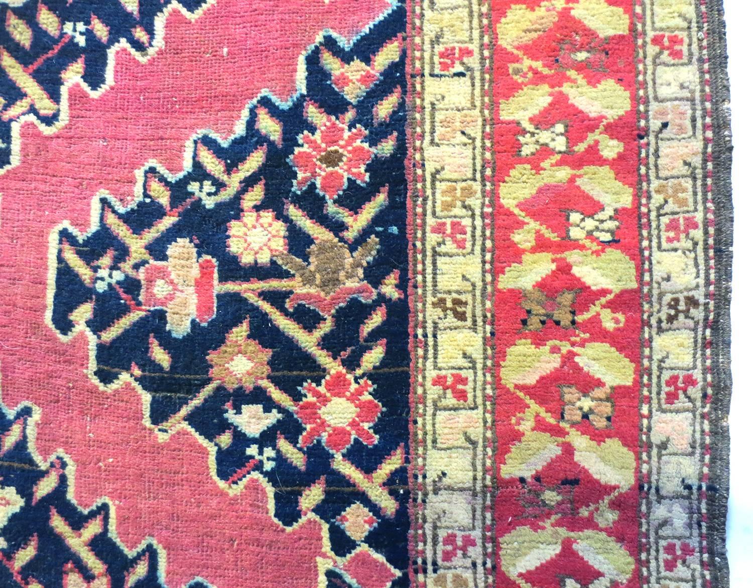 Dies ist ein antiker Karabagh-Läufer aus dem Kaukasus, um 1900. Der Teppich besteht aus einer Reihe von Rautenmedaillons, die sich über die gesamte Länge des Läufers in einem schönen hellen Weinrot mit dunklem Marineblau, Elfenbein und Gelb