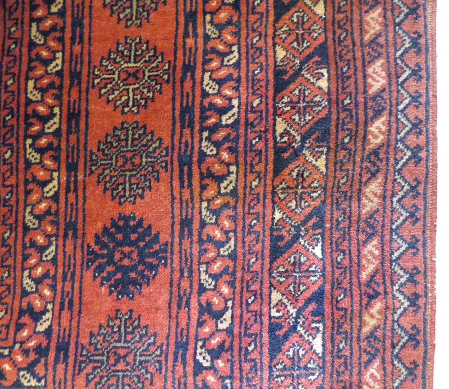 Dies ist ein alter afghanischer Teppich, ca. 1970er Jahre. Es enthält ein schönes traditionelles Herati-Muster in Saphirrot, Schwarz und Elfenbein. Um das Feld herum befinden sich schmalere Schutzleisten, die alle mit dekorativen geometrischen