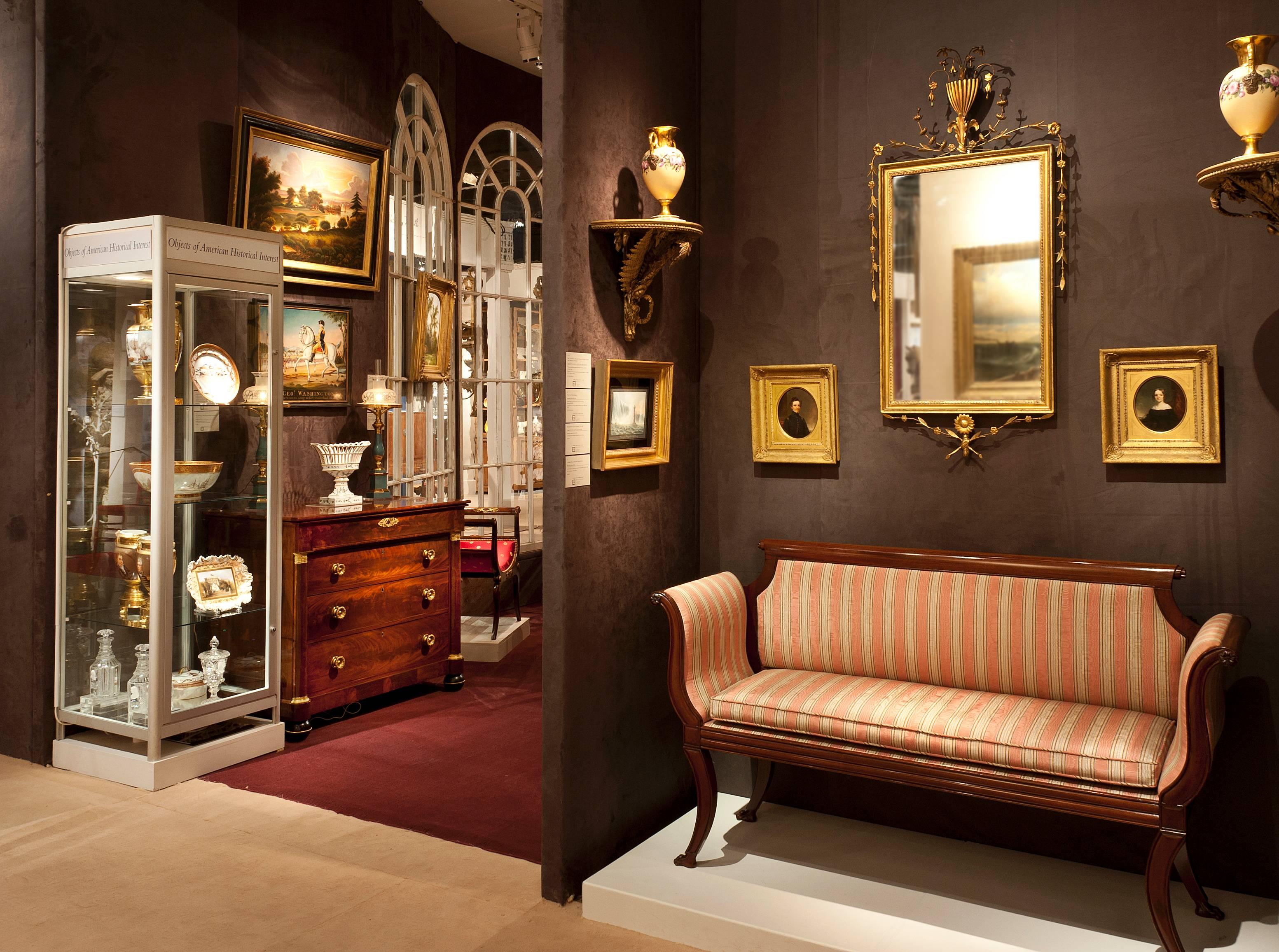 Kleines Sofa im neoklassischen Stil (amerikanisch) im Angebot