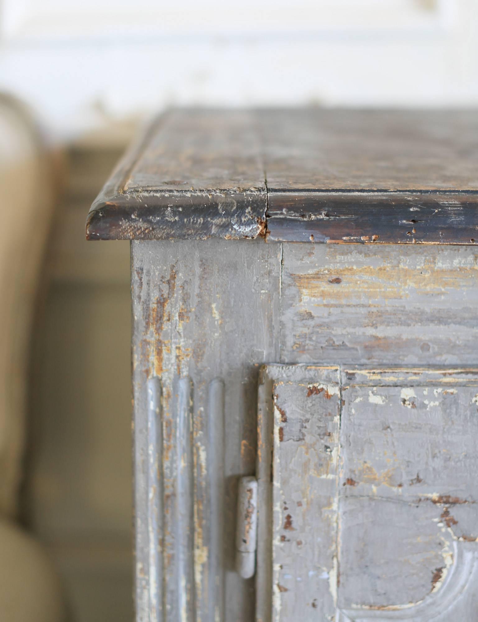 Wonderful antique Lyonnais counter in weathered grey paint, with wooden top in a deep stained ebony. Eloquence found this piece in Provence in the antique town of L'Isle-sur-la-Sorgue, a town on the Sorgue river in Southeastern France. Beautifully