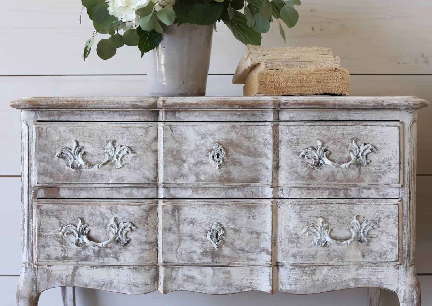 Delicate Antique French Commode In Good Condition In Los Angeles, CA