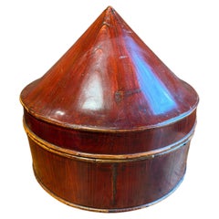 Caja para sombreros china lacada en rojo, siglo XX