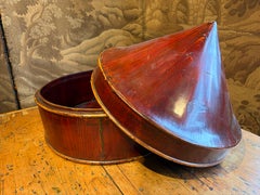 Caja para sombreros china lacada en rojo, siglo XX