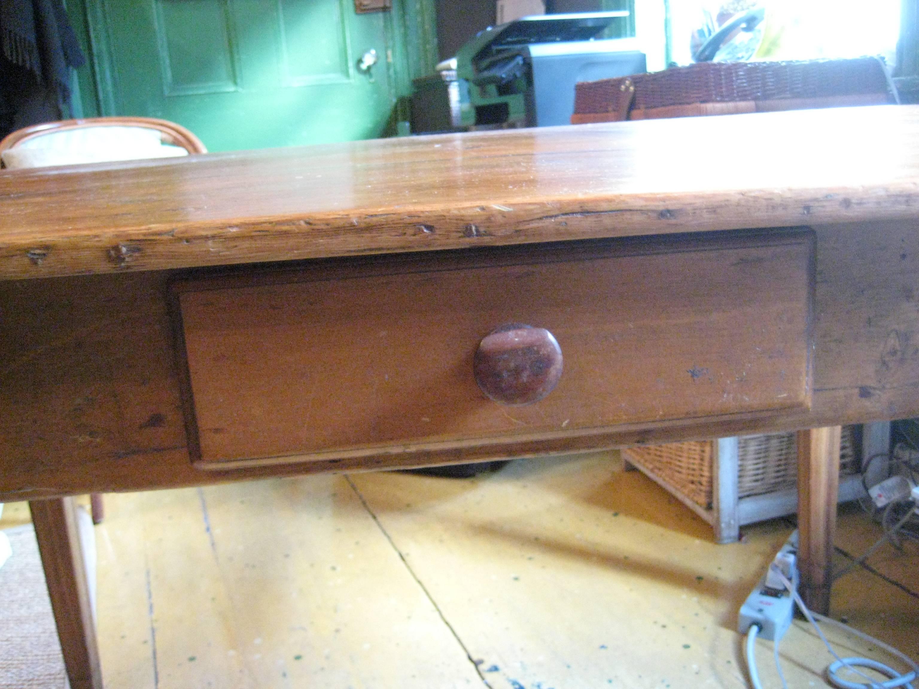 Pine table In Good Condition In Nantucket, MA