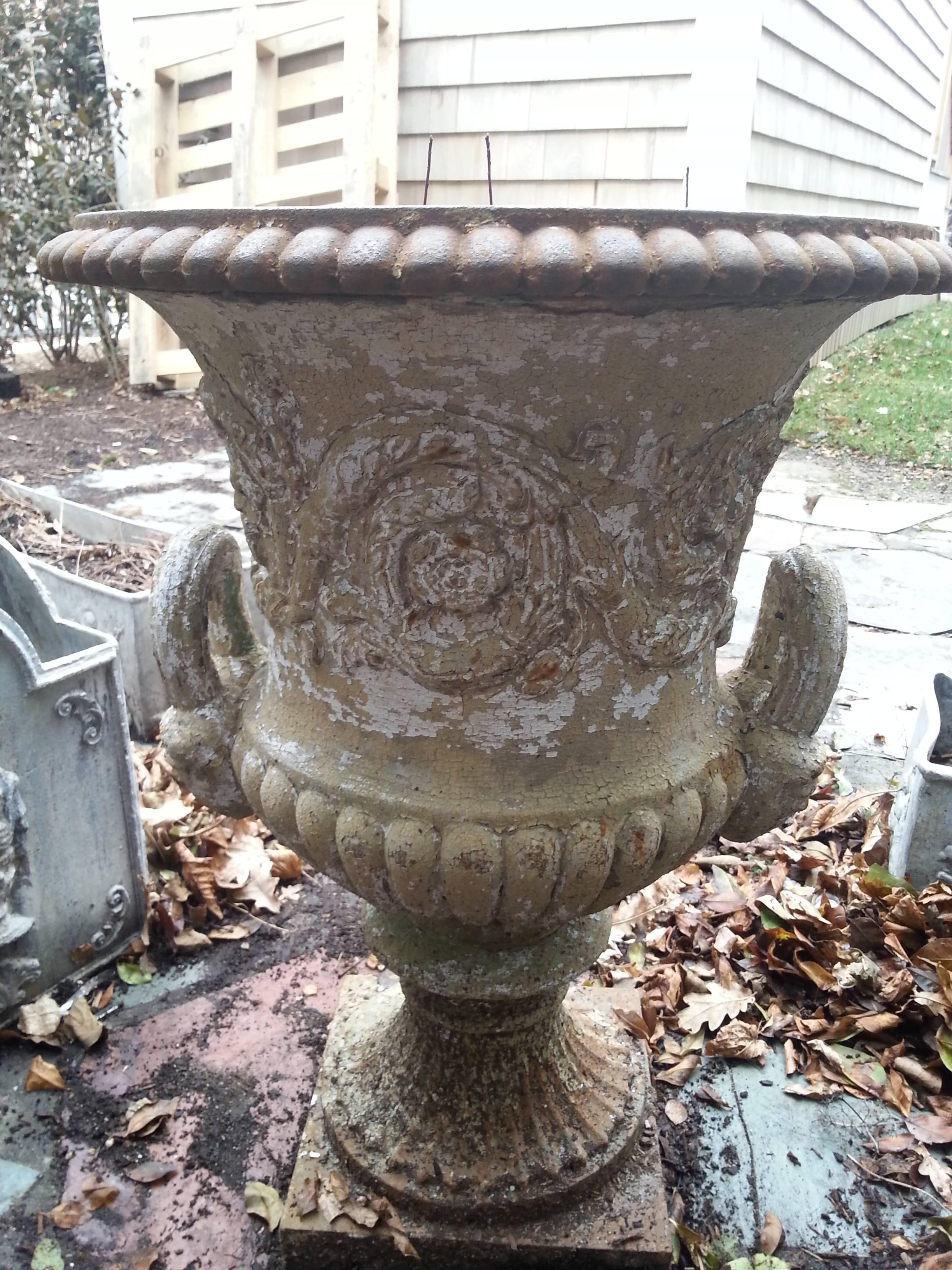 Iron garden urn with painted outside For Sale