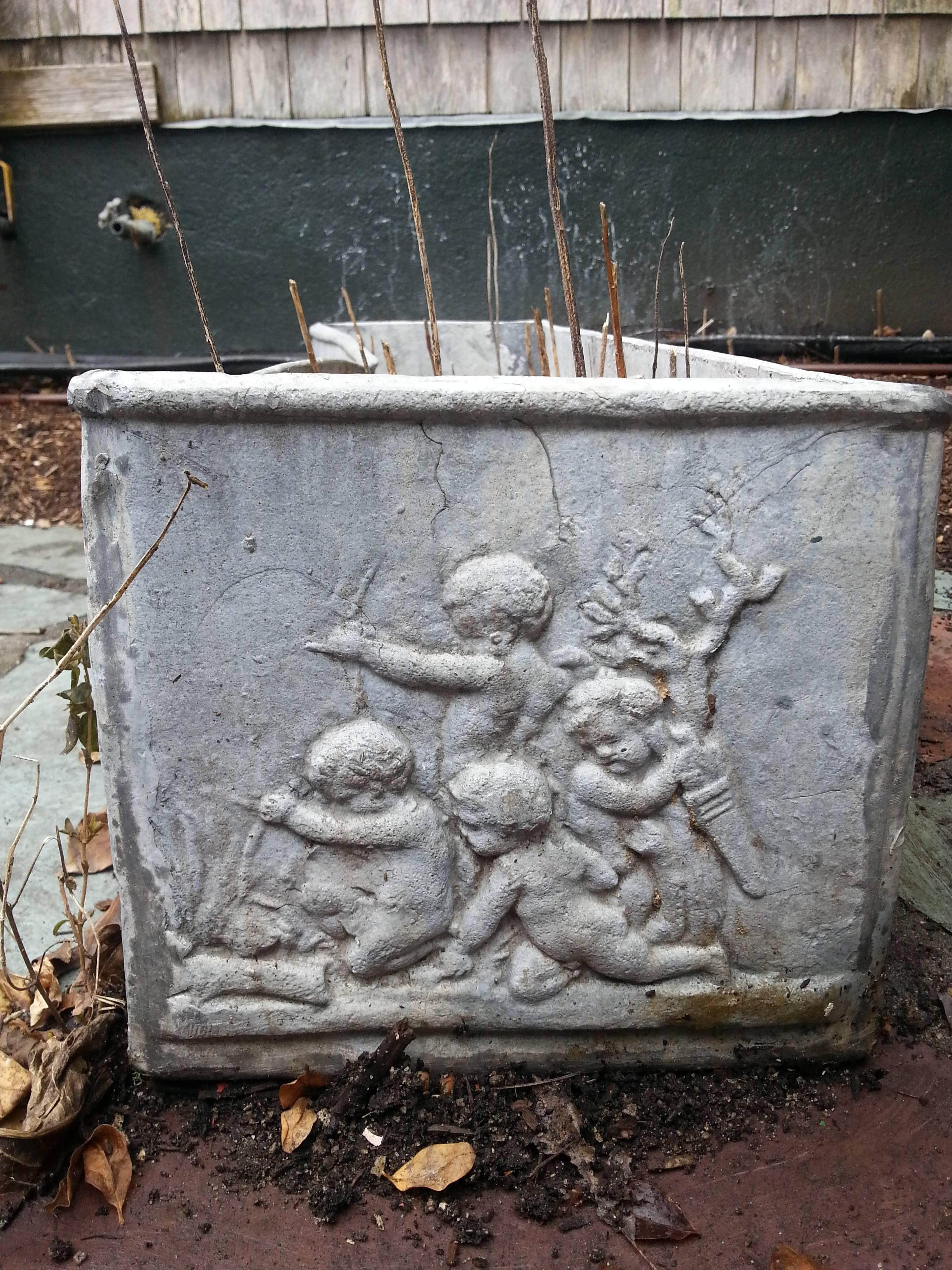 Fioriera rettangolare in piombo. Bellissimi motivi di bambini e animali su tutti i lati.
Fori di drenaggio sul fondo.