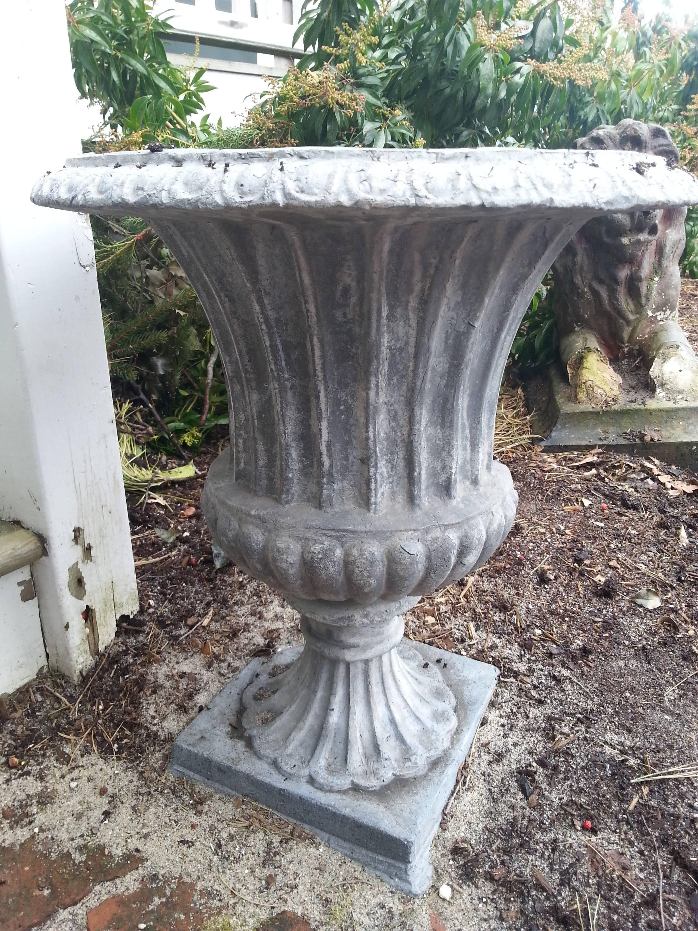 Vaso a urna in piombo con dettagli laterali smerlati In condizioni buone in vendita a Nantucket, MA