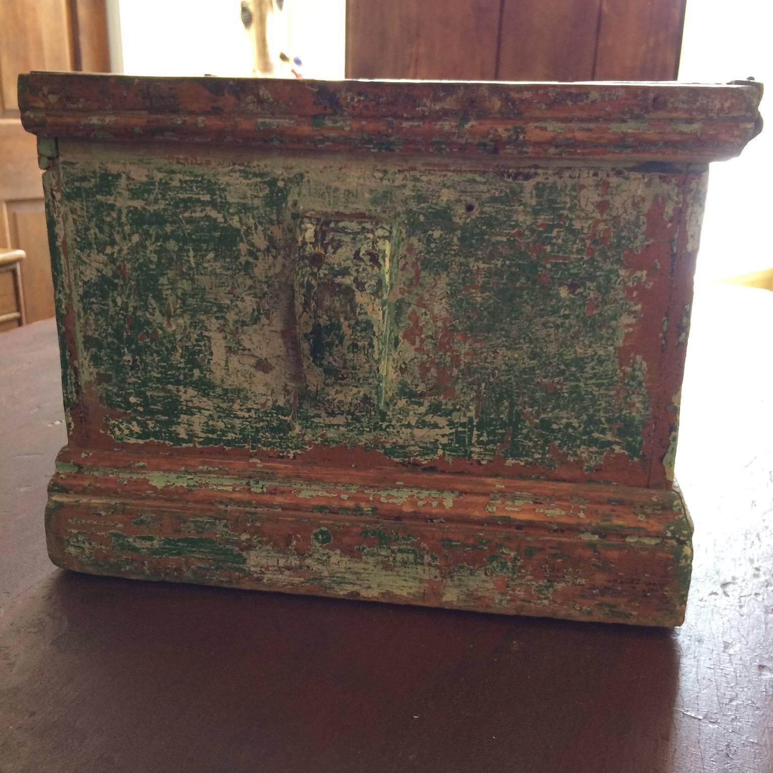 Sea Chest in Green Paint In Excellent Condition In Nantucket, MA