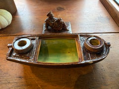 Tintero antiguo de mayólica con forma de barco y figura de marinero, circa 1850