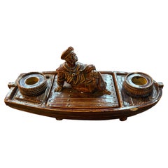 Tintero antiguo de mayólica con forma de barco y figura de marinero, circa 1850