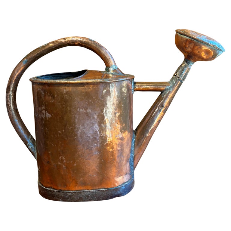 Große Gießkanne aus gehämmertem Kupfer aus dem frühen 20. Jahrhundert, um 1910 im Angebot bei 1stDibs Deutschland