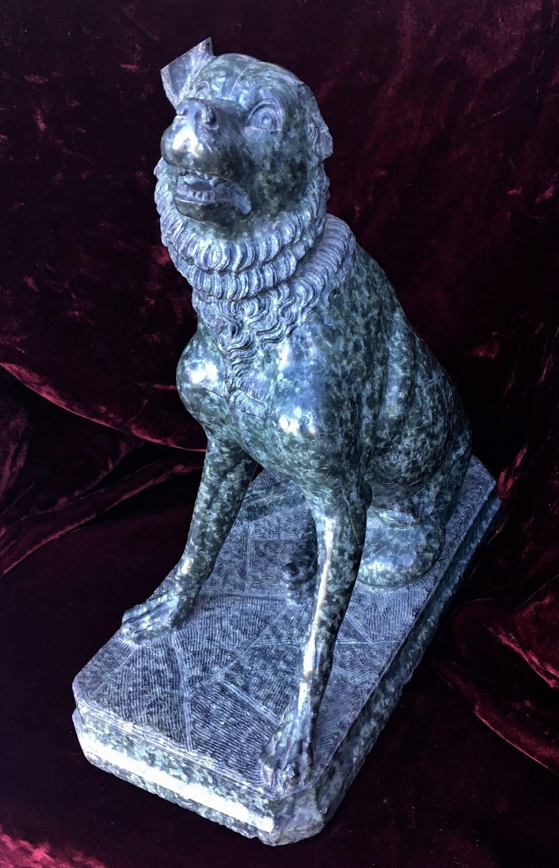 Romain classique Sculpture italienne en marbre d'un chien, vers 1900 en vente