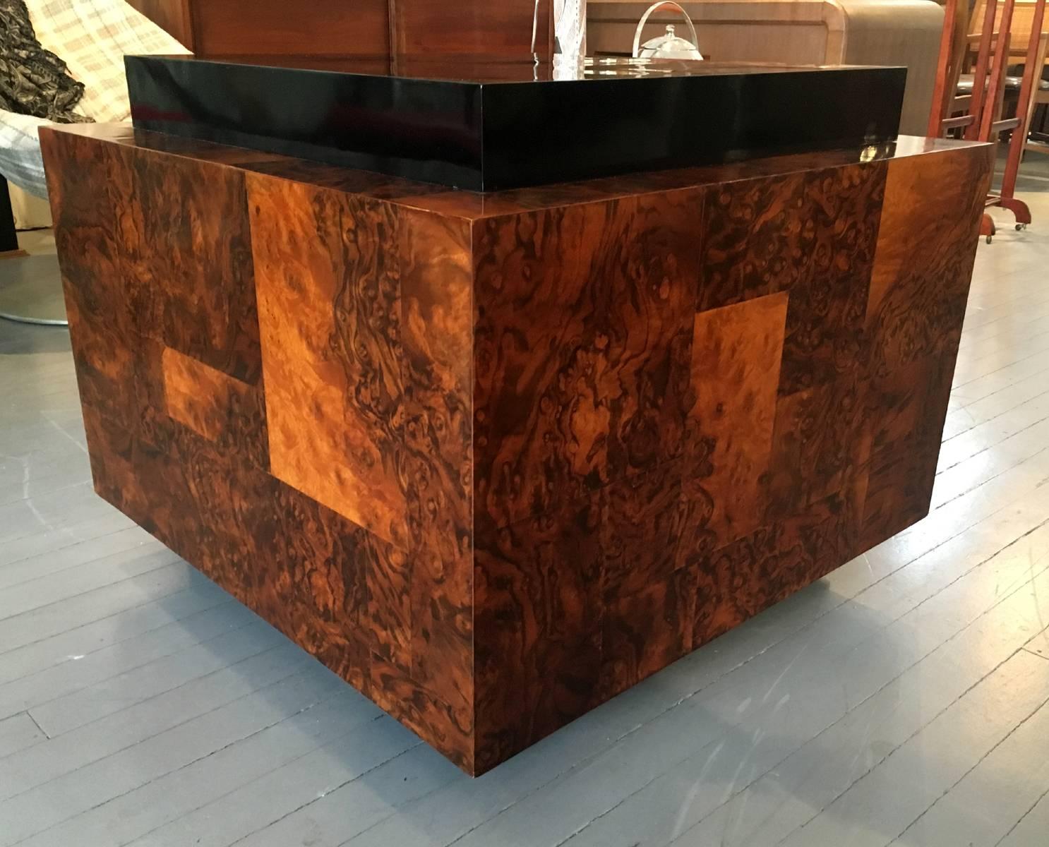 Fantastique table d'appoint en forme de cube, réalisée par Paul Evans pour Directional, vers les années 1970. Fait d'un patchwork de bois de ronce avec des grains spectaculaires, en contraste avec le dessus et la base laqués noir brillant. Étiqueté