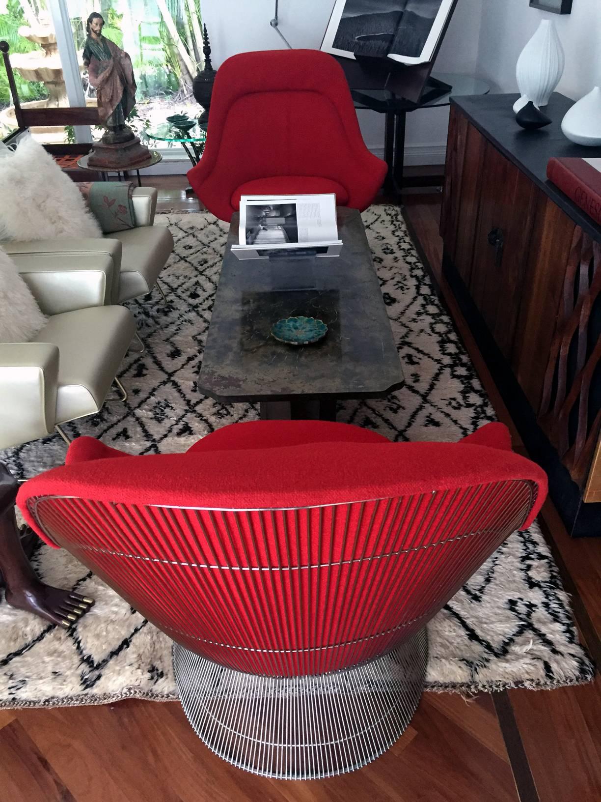 A great pair of vintage wire lounge easy chairs designed by Warren Platner for Knoll circa 1970s-80s. The iconic bent wire sitting collection was introduced in 1966, the easy chair model was produced until 1988 and only reissued only for custom-make