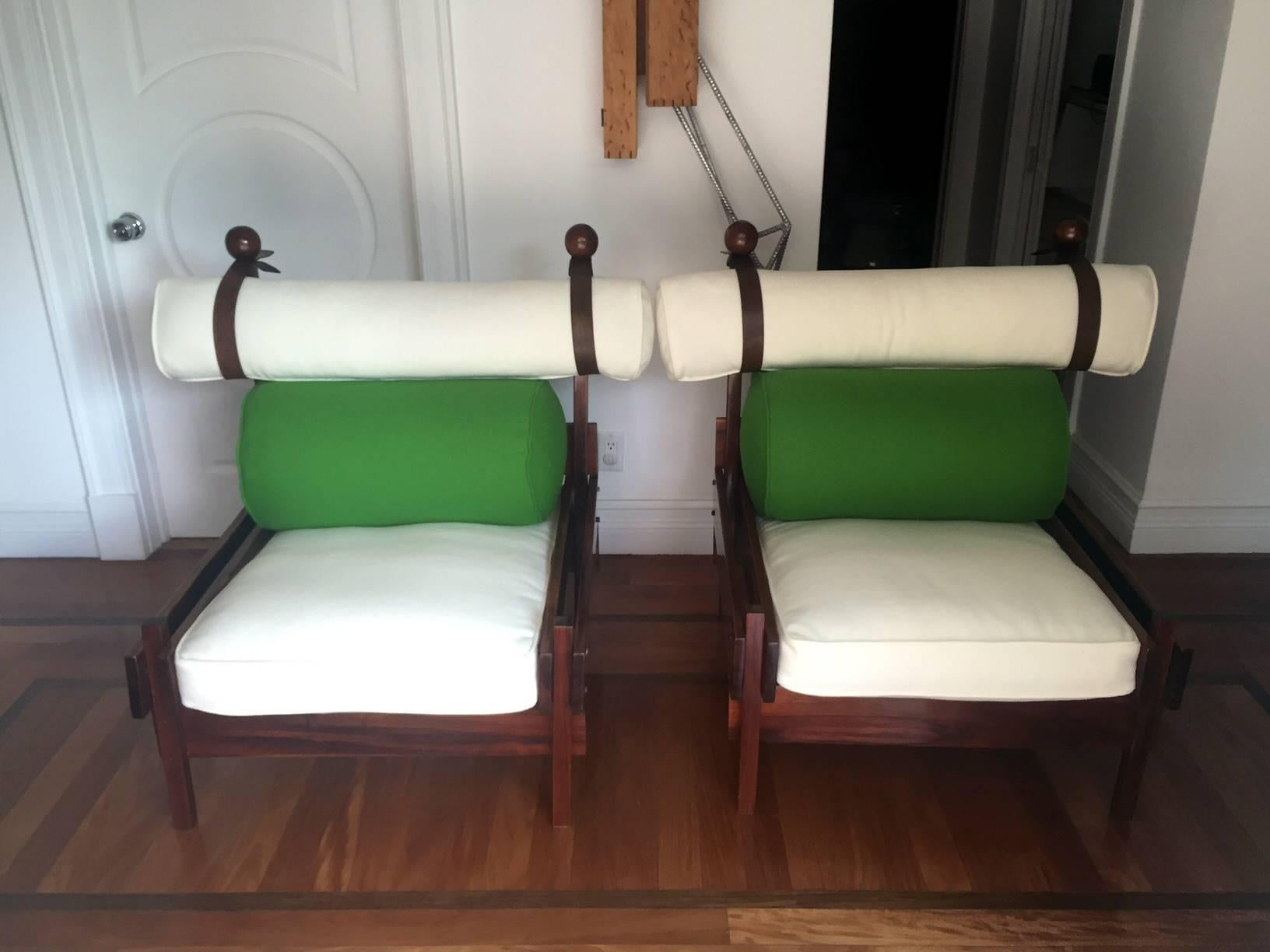 A pair of vintage rosewood lounge chairs designed by Sergio Rodrigues, made by Oca for Meia Pateca in Brazil, circa 1963. Modeled as 