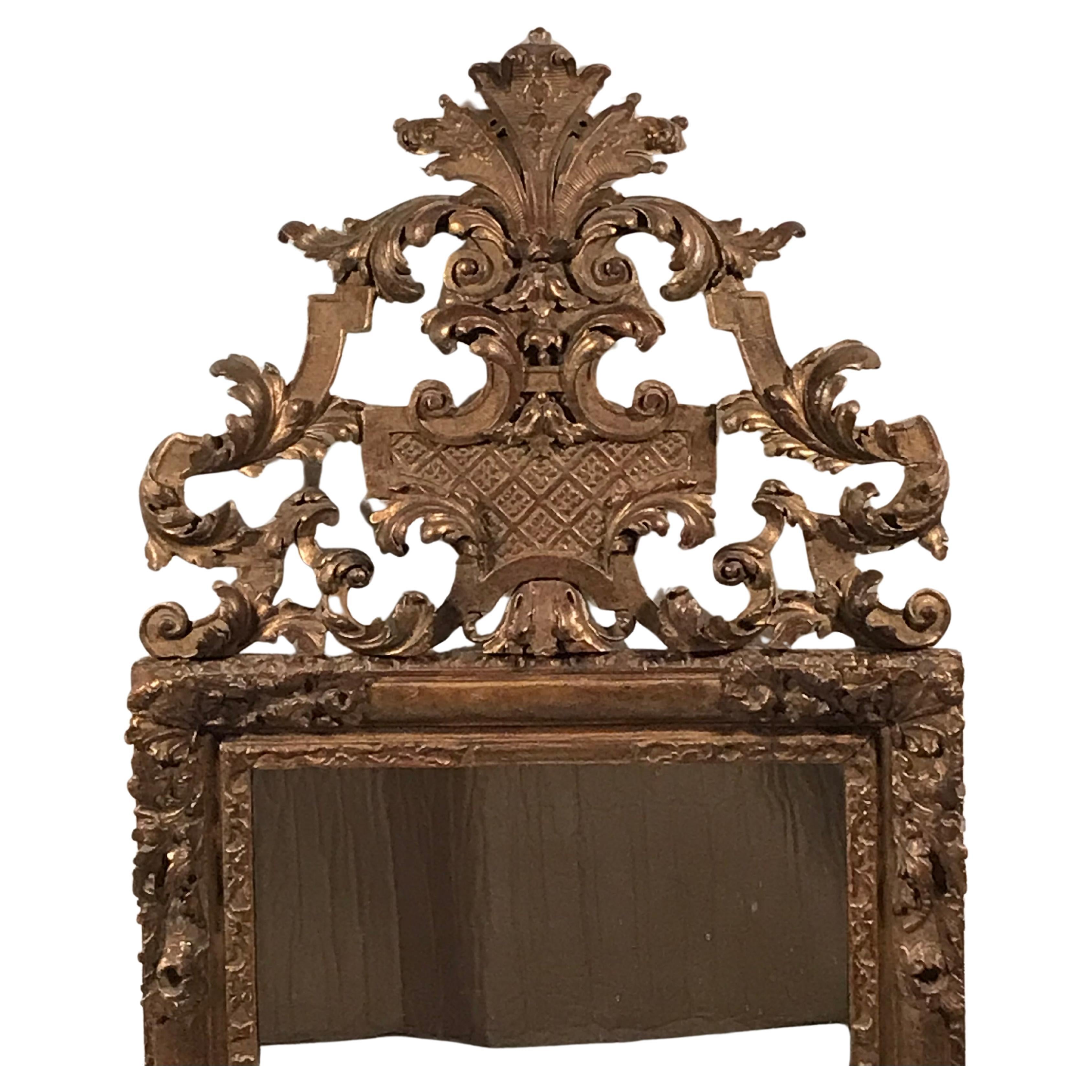 Découvrez l'élégance intemporelle d'un miroir en bois doré Régence français du XVIIIe siècle, un chef-d'œuvre de l'artisanat exquis. Ce superbe miroir présente un cadre en bois doré finement sculpté, mettant en valeur l'opulence et la grandeur de la