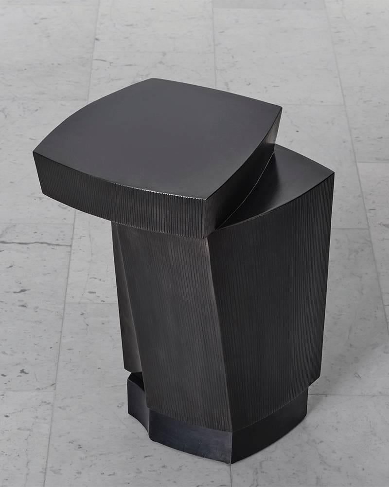 La table d'appoint Ledges three en acier noirci, unique en son genre, fabriquée à la main par Gary Magakis, incarne l'approche distincte du sculpteur, qui consiste à créer des formes géométriques audacieuses et denses tout en dégageant une