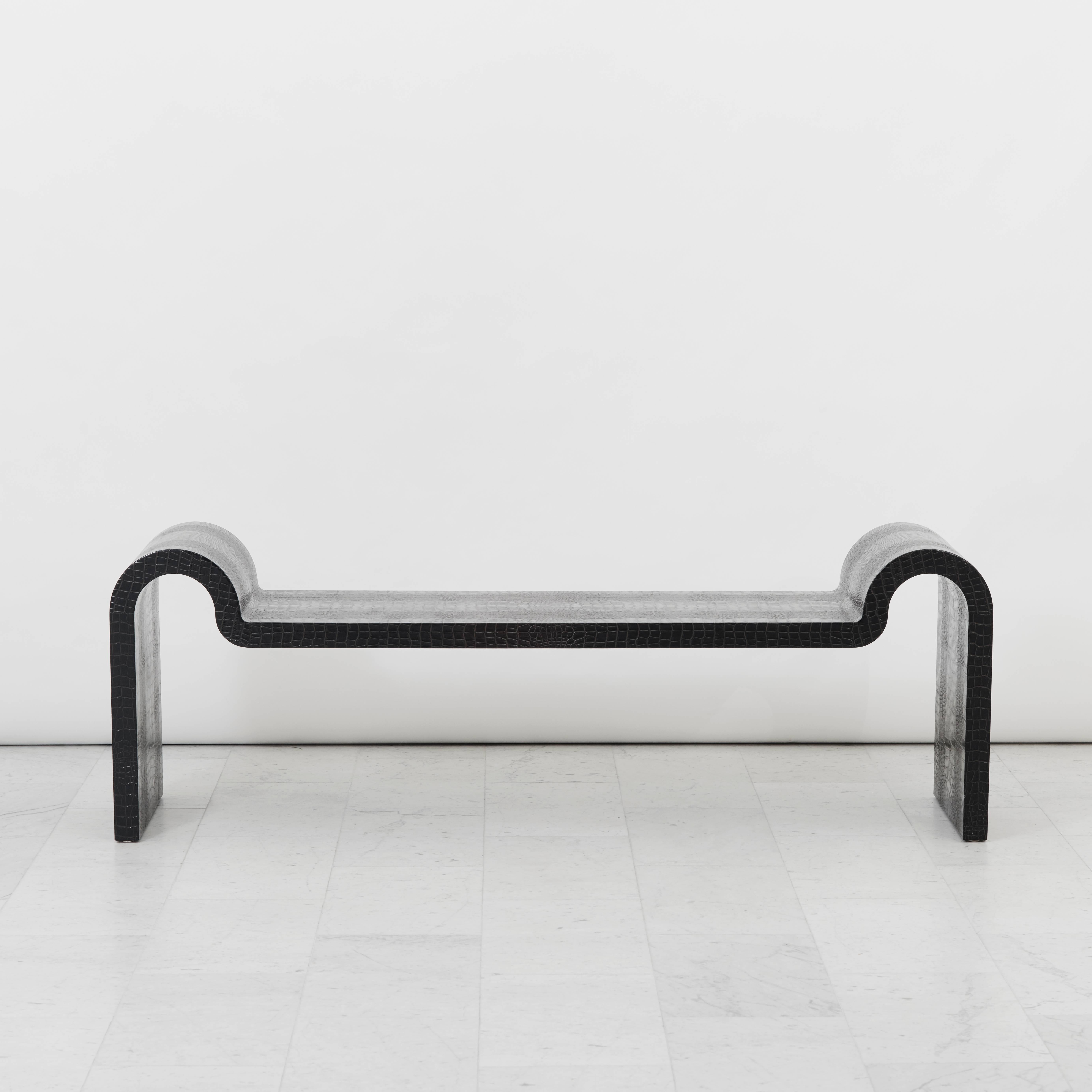Le Todd Merrill Studio a le plaisir de réintroduire l'élégant et intemporel Sculpture Bench de Springer, un design emblématique présenté pour la première fois en 1981 par le studio du designer américain. Cette pièce illustre le penchant de l'artiste