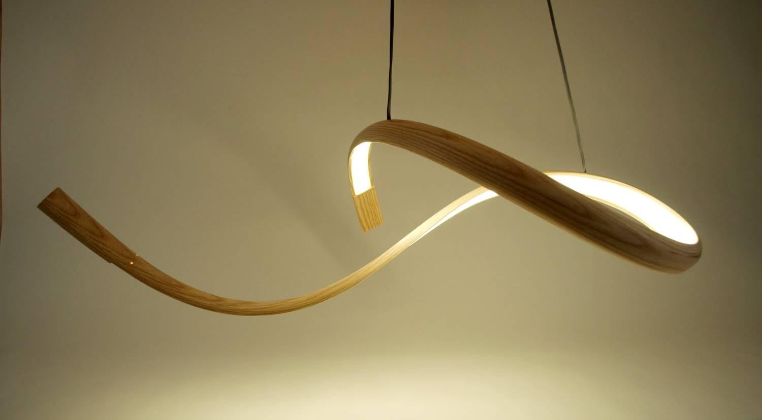 Ayant grandi autour de l'atelier de son père menuisier, John Procario a transposé sa passion pour le travail du bois dans le monde du design. Après avoir étudié la sculpture à l'université, Procario a développé une esthétique unique qui influence