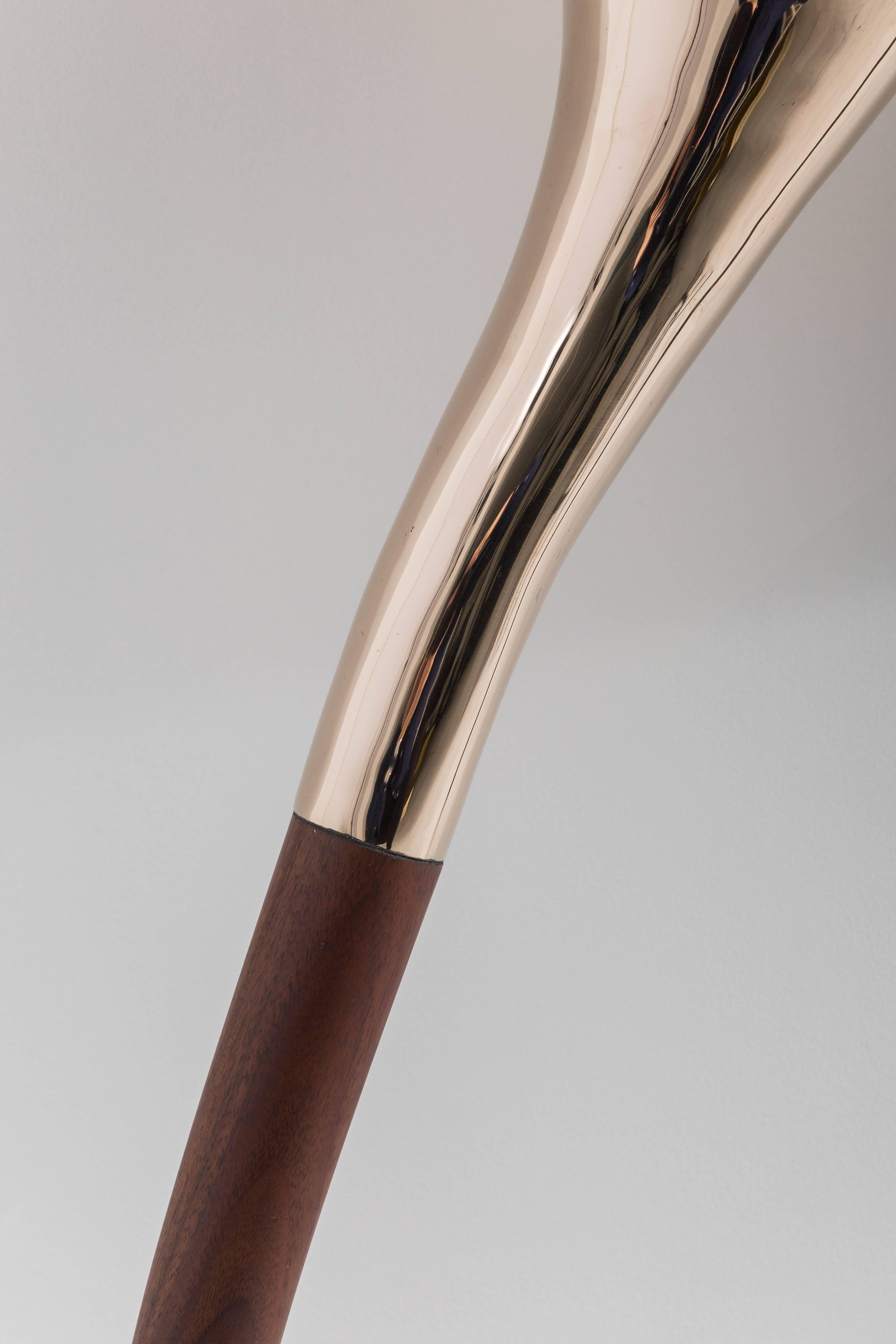 La consola Roco de Alex Roskin combina a la perfección la forma corpórea y el material elegante; el arte y la artesanía funcional. La consola escultórica toma influencias del modernismo y el primitivismo con su cálida superficie de bronce