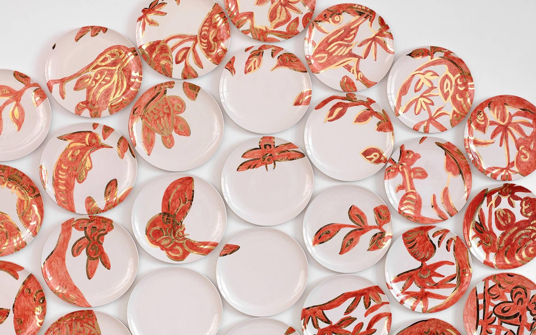 Dans la continuité du répertoire contemporain de Molly Hatch, inspiré de l'histoire, Similis s'inspire d'une assiette en porcelaine chinoise du XIXe siècle appartenant à la collection du Metropolitan Museum of Art. Composée de 37 assiettes en